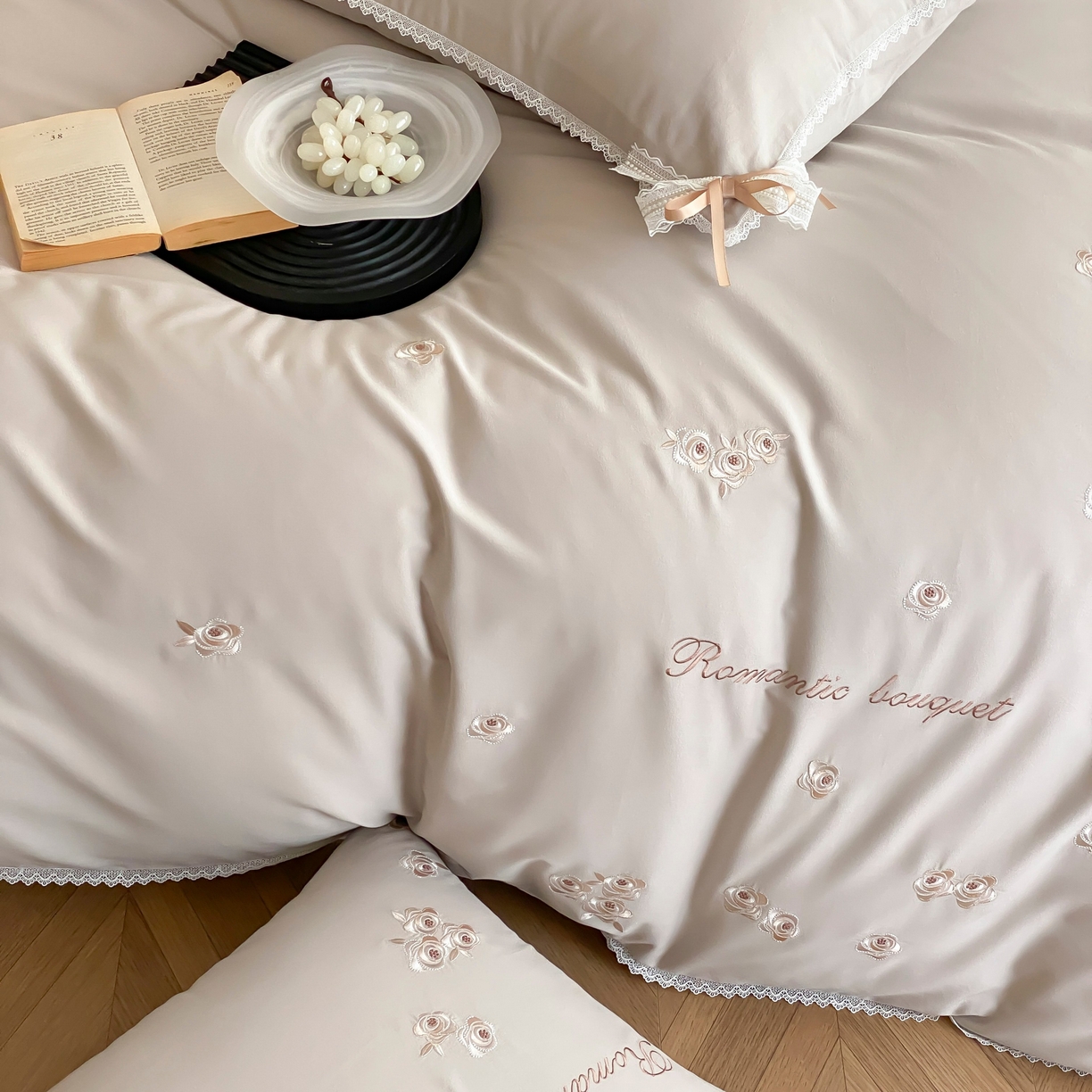 91家纺网 家纺一手货源 找家纺 （总）佳汐蓝家纺 2025秋冬新款新疆长绒棉全棉纯棉刺绣蕾丝四件套-场景一梦幻芭蕾