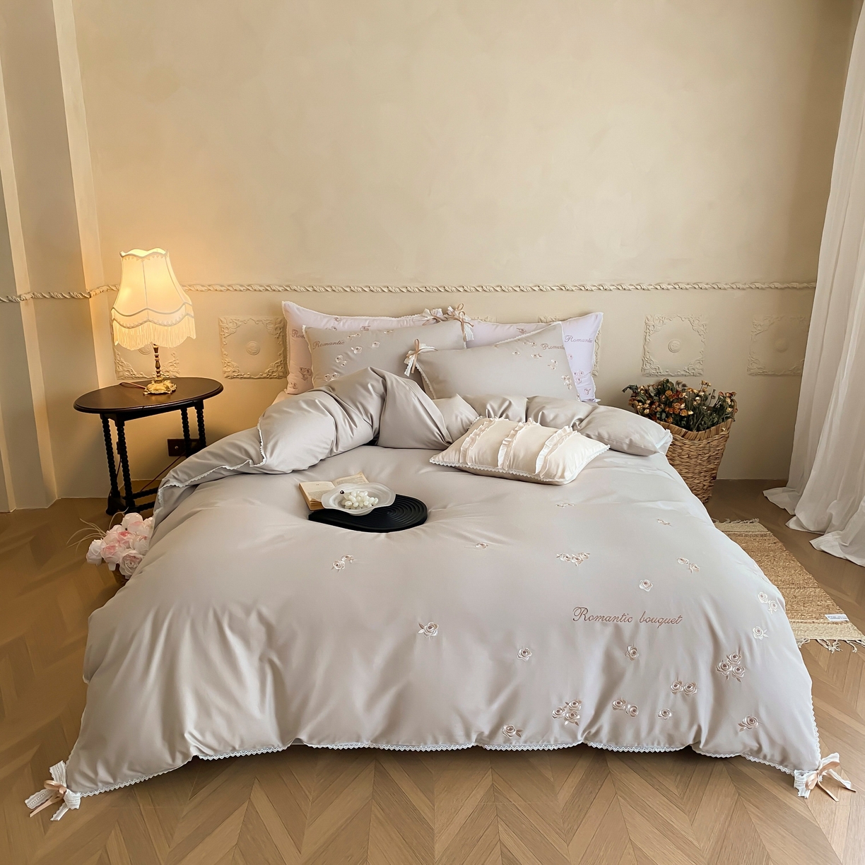 91家纺网 家纺一手货源 找家纺 （总）佳汐蓝家纺 2025秋冬新款新疆长绒棉全棉纯棉刺绣蕾丝四件套-场景一梦幻芭蕾