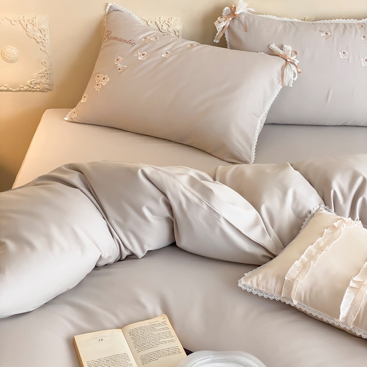 91家纺网 家纺一手货源 找家纺 佳汐蓝家纺 2025秋冬新款新疆长绒棉全棉纯棉刺绣蕾丝四件套-场景一梦幻芭蕾 梦幻芭蕾-灰