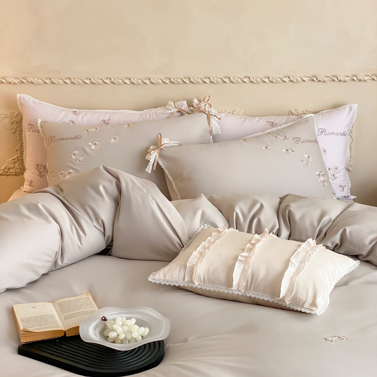 91家纺网 家纺一手货源 找家纺 佳汐蓝家纺 2025秋冬新款新疆长绒棉全棉纯棉刺绣蕾丝四件套-场景一梦幻芭蕾 梦幻芭蕾-灰