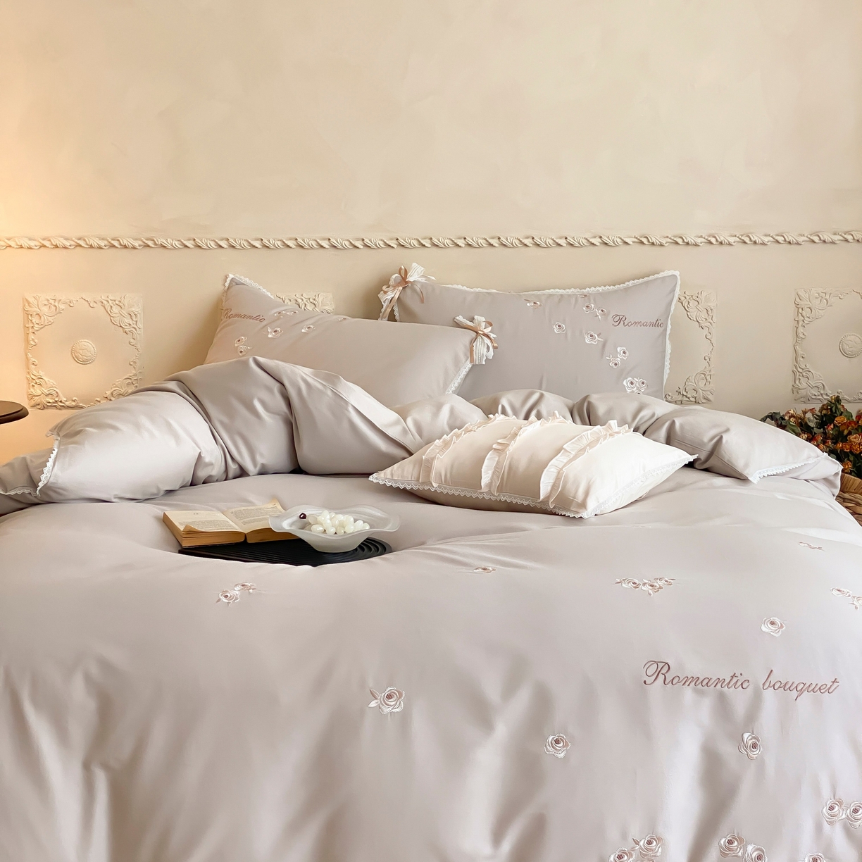 91家纺网 家纺一手货源 找家纺 佳汐蓝家纺 2025秋冬新款新疆长绒棉全棉纯棉刺绣蕾丝四件套-场景一梦幻芭蕾 梦幻芭蕾-灰