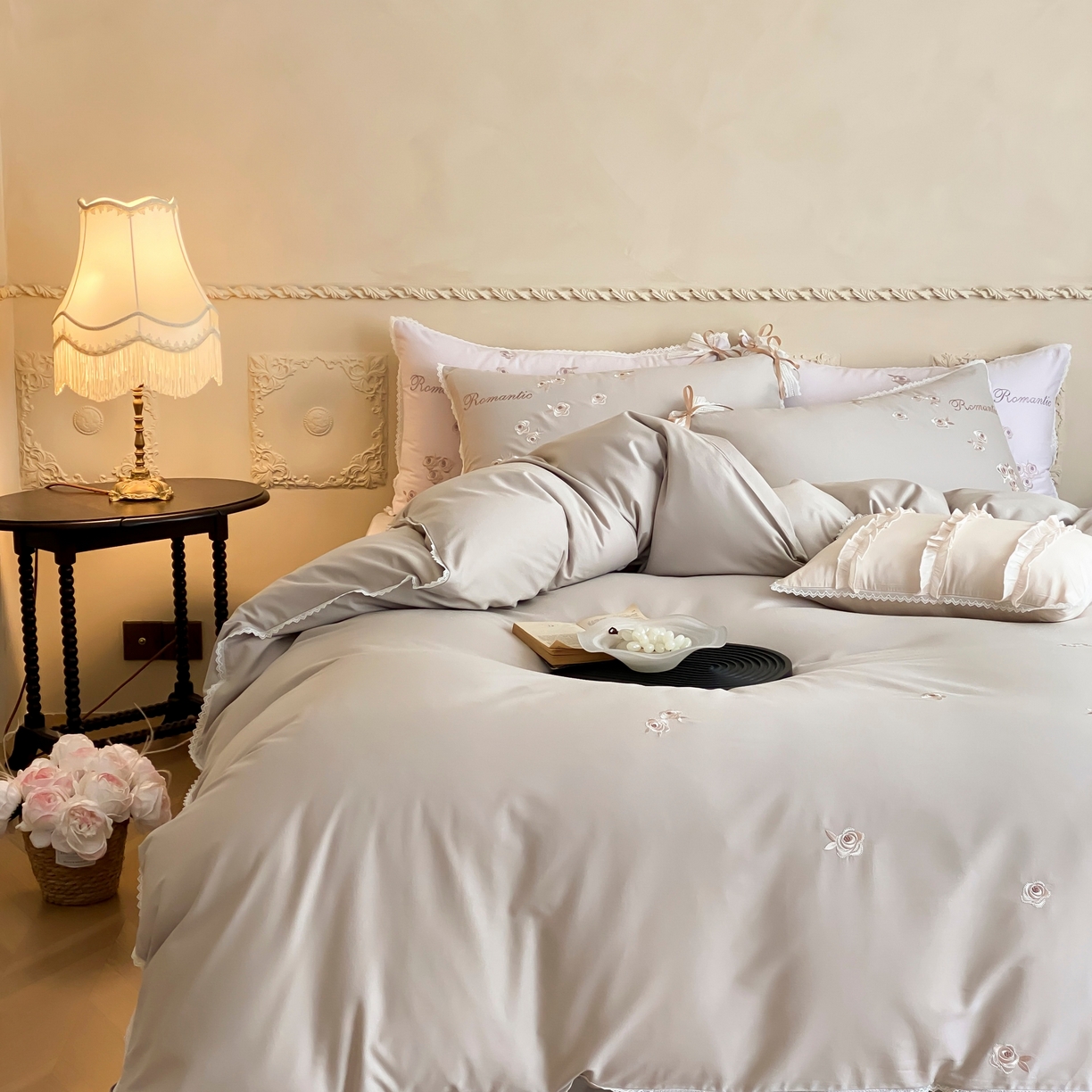 91家纺网 家纺一手货源 找家纺 佳汐蓝家纺 2025秋冬新款新疆长绒棉全棉纯棉刺绣蕾丝四件套-场景一梦幻芭蕾 梦幻芭蕾-灰