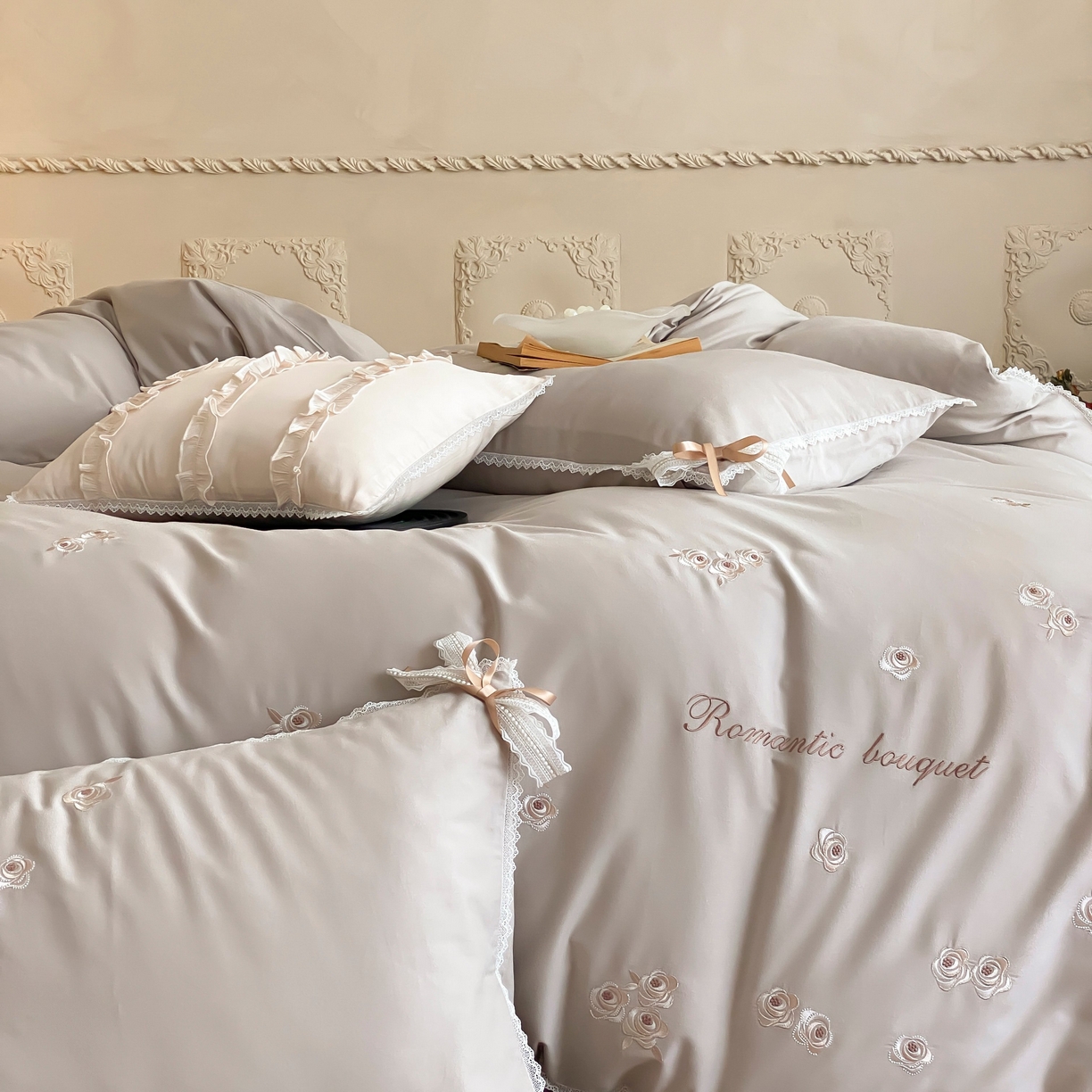 91家纺网 家纺一手货源 找家纺 佳汐蓝家纺 2025秋冬新款新疆长绒棉全棉纯棉刺绣蕾丝四件套-场景一梦幻芭蕾 梦幻芭蕾-灰