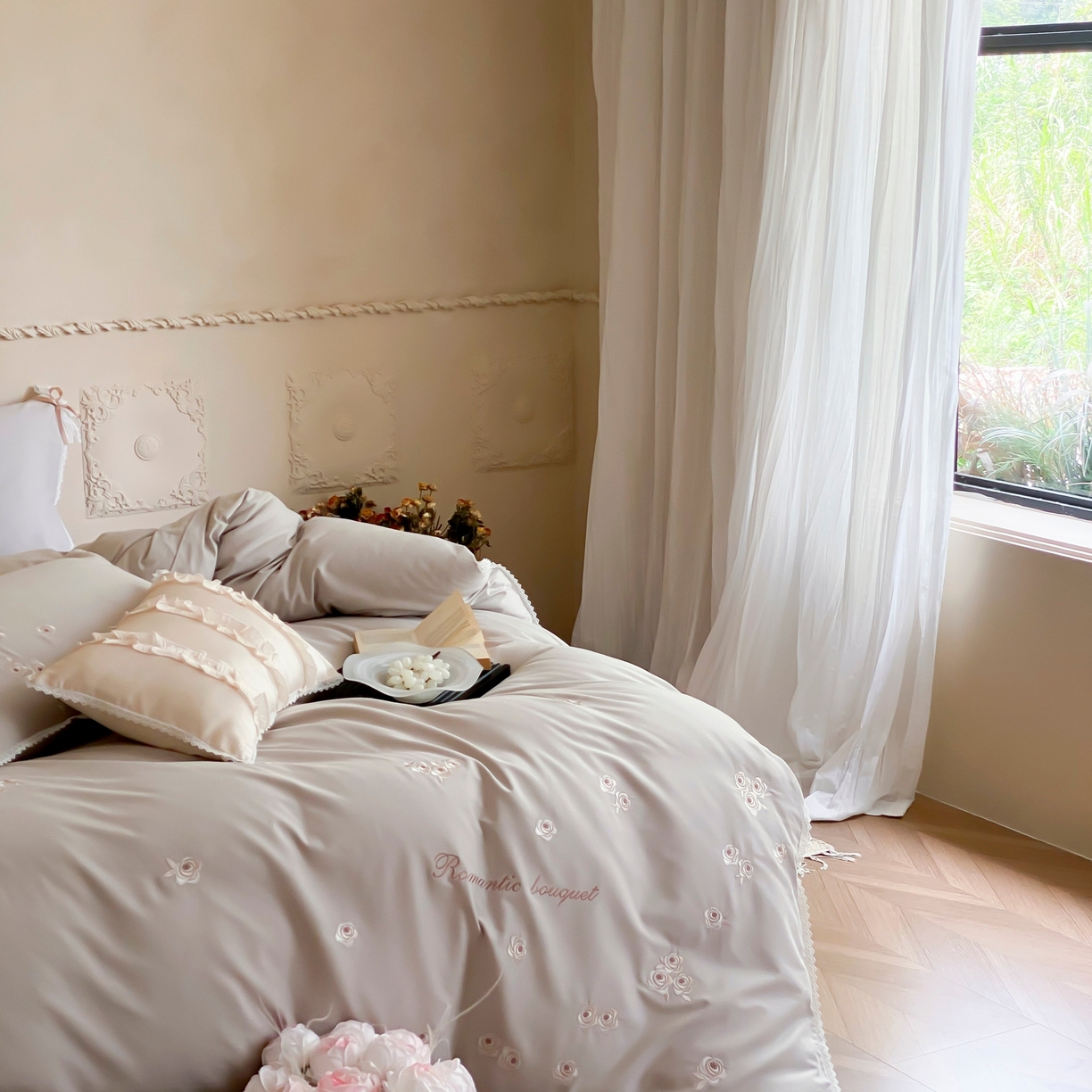 91家纺网 家纺一手货源 找家纺 佳汐蓝家纺 2025秋冬新款新疆长绒棉全棉纯棉刺绣蕾丝四件套-场景一梦幻芭蕾 梦幻芭蕾-灰