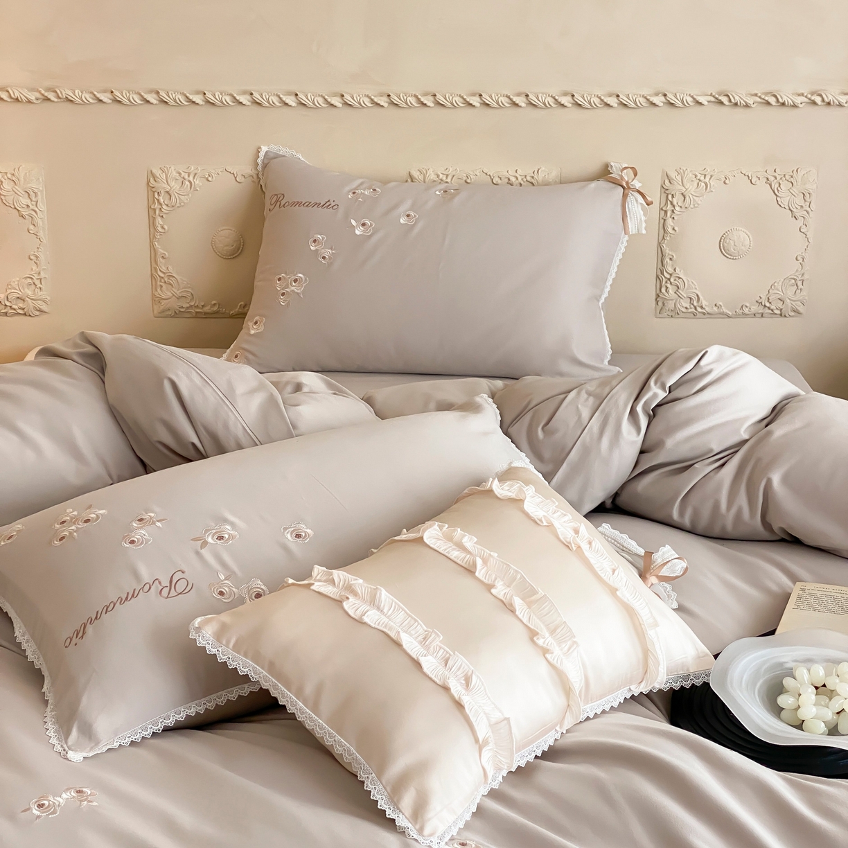 91家纺网 家纺一手货源 找家纺 佳汐蓝家纺 2025秋冬新款新疆长绒棉全棉纯棉刺绣蕾丝四件套-场景一梦幻芭蕾 梦幻芭蕾-灰