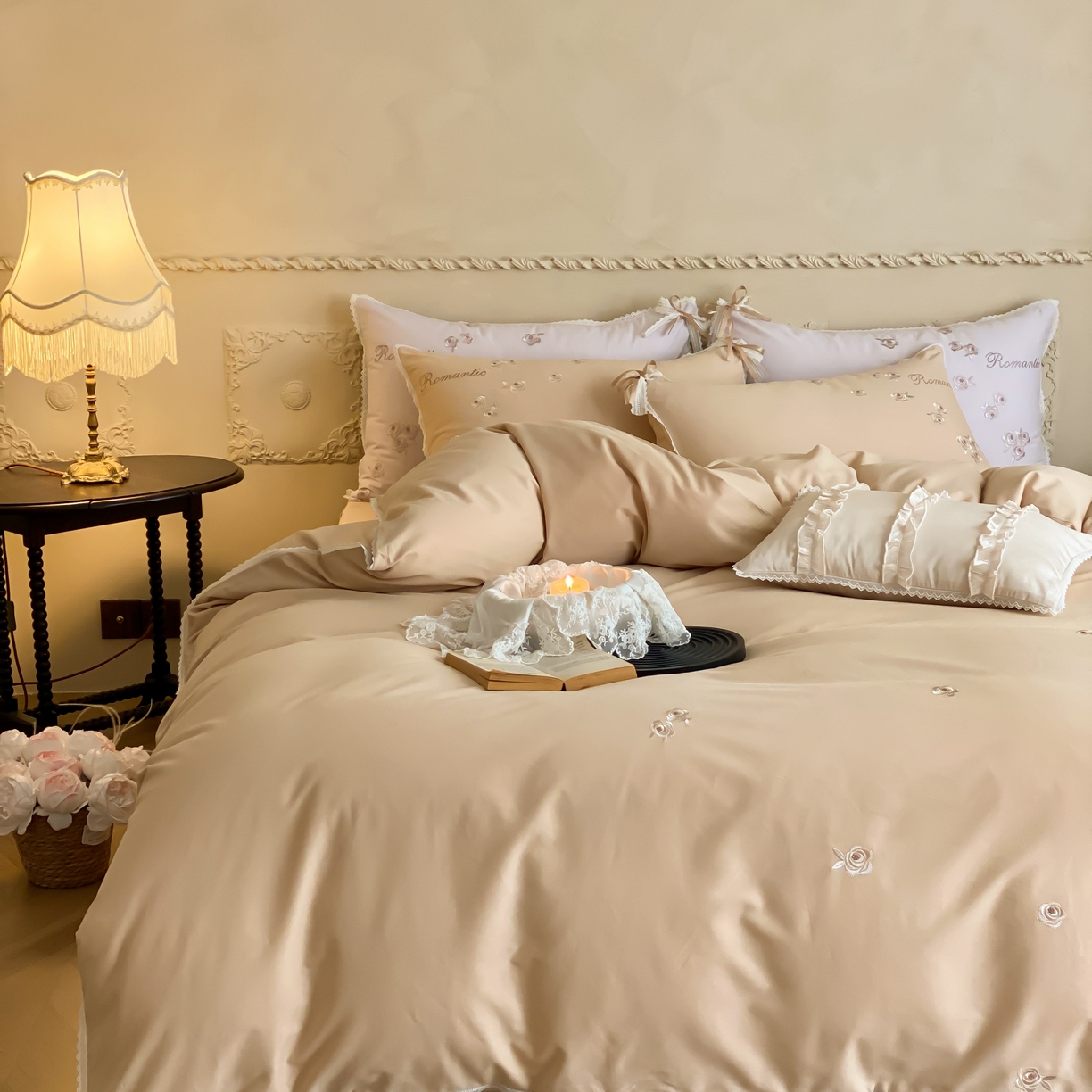 91家纺网 家纺一手货源 找家纺 佳汐蓝家纺 2025秋冬新款新疆长绒棉全棉纯棉刺绣蕾丝四件套-场景一梦幻芭蕾 梦幻芭蕾-奶芙咖