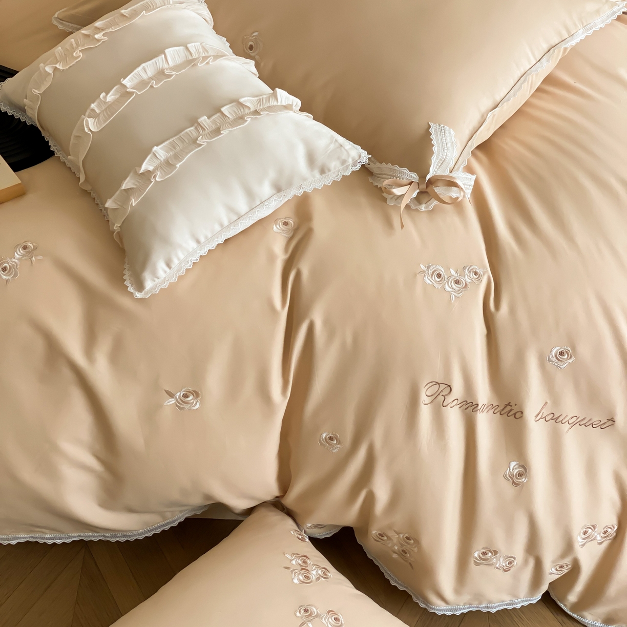 91家纺网 家纺一手货源 找家纺 佳汐蓝家纺 2025秋冬新款新疆长绒棉全棉纯棉刺绣蕾丝四件套-场景一梦幻芭蕾 梦幻芭蕾-奶芙咖