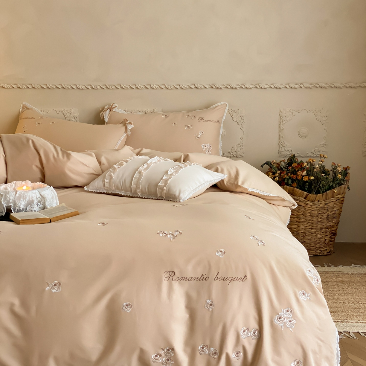 91家纺网 家纺一手货源 找家纺 佳汐蓝家纺 2025秋冬新款新疆长绒棉全棉纯棉刺绣蕾丝四件套-场景一梦幻芭蕾 梦幻芭蕾-奶芙咖