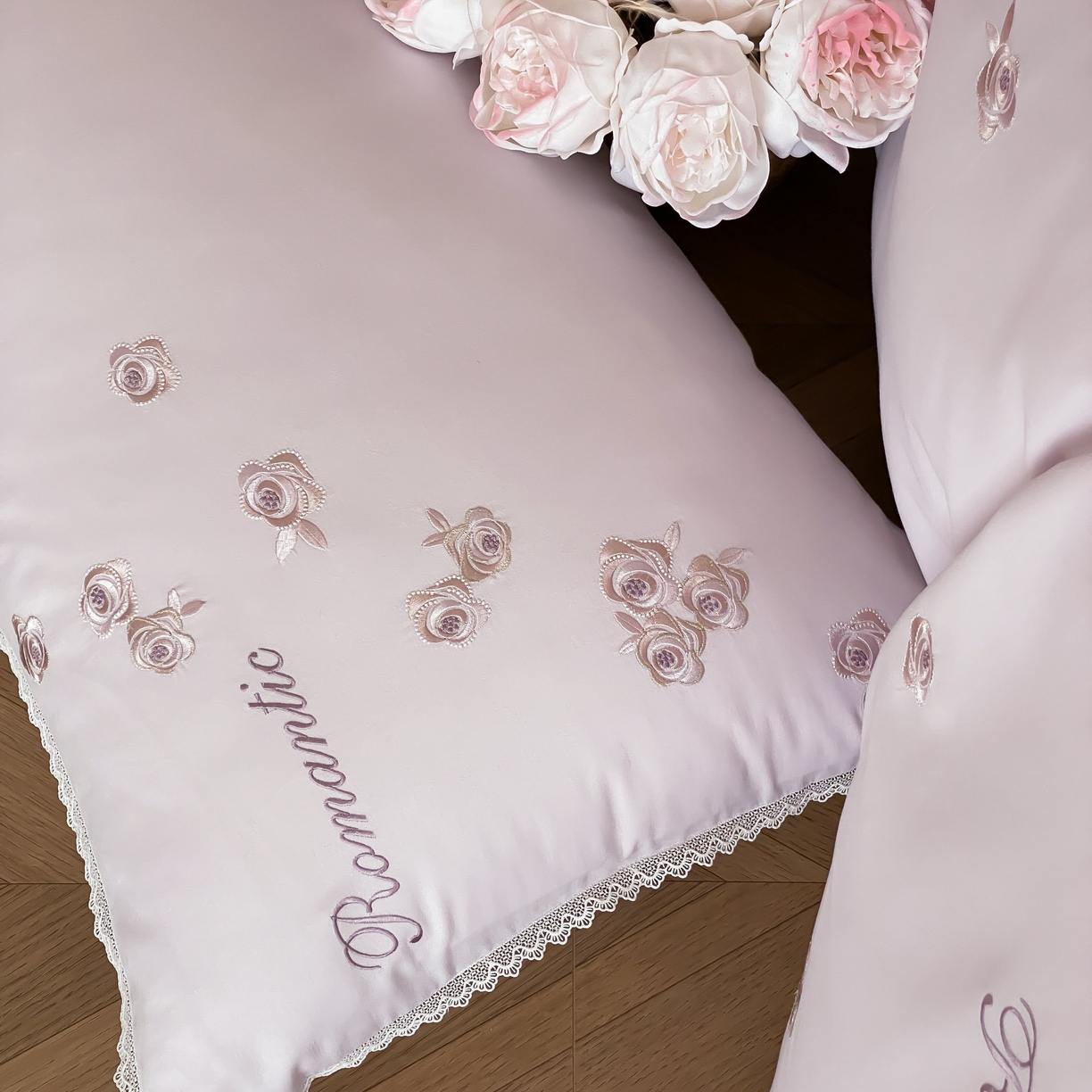 91家纺网 家纺一手货源 找家纺 佳汐蓝家纺 2025秋冬新款新疆长绒棉全棉纯棉刺绣蕾丝四件套-场景一梦幻芭蕾 梦幻芭蕾-紫