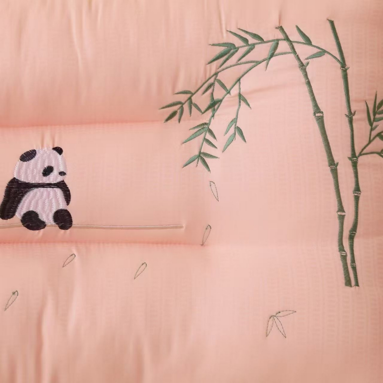 91家纺网 家纺一手货源 找家纺 （总）剑桥枕业 2025新款可爱小熊猫定型护颈枕头活动跑量促销枕芯