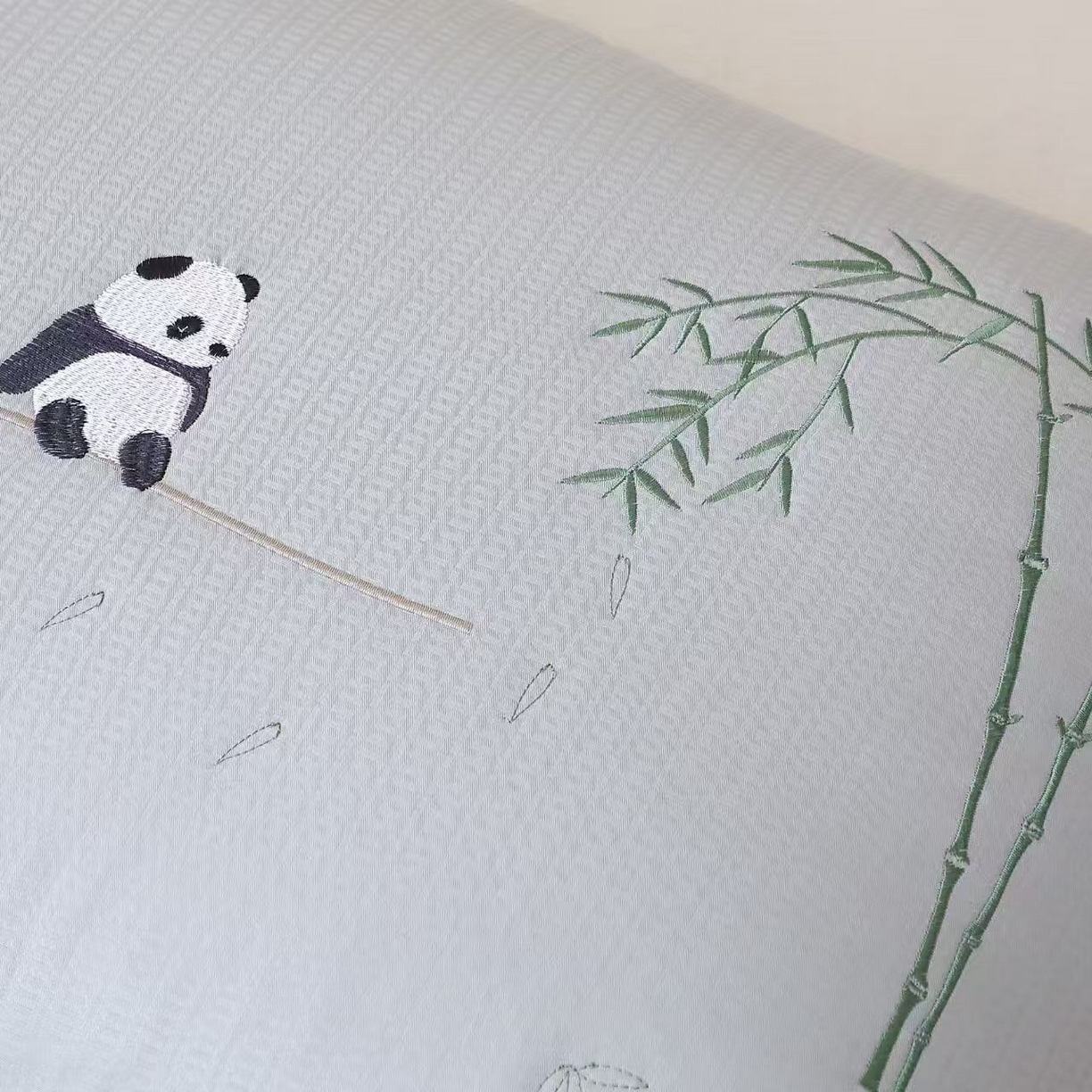 91家纺网 家纺一手货源 找家纺 （总）剑桥枕业 2025新款可爱小熊猫热熔护颈枕头活动跑量促销枕芯
