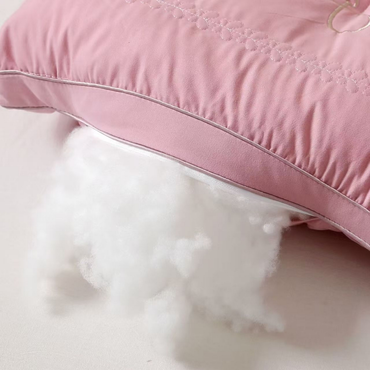 91家纺网 家纺一手货源 找家纺 （总）剑桥枕业 2025新款美白护肤定型护颈枕头促销红色婚庆枕芯中高枕头便宜款