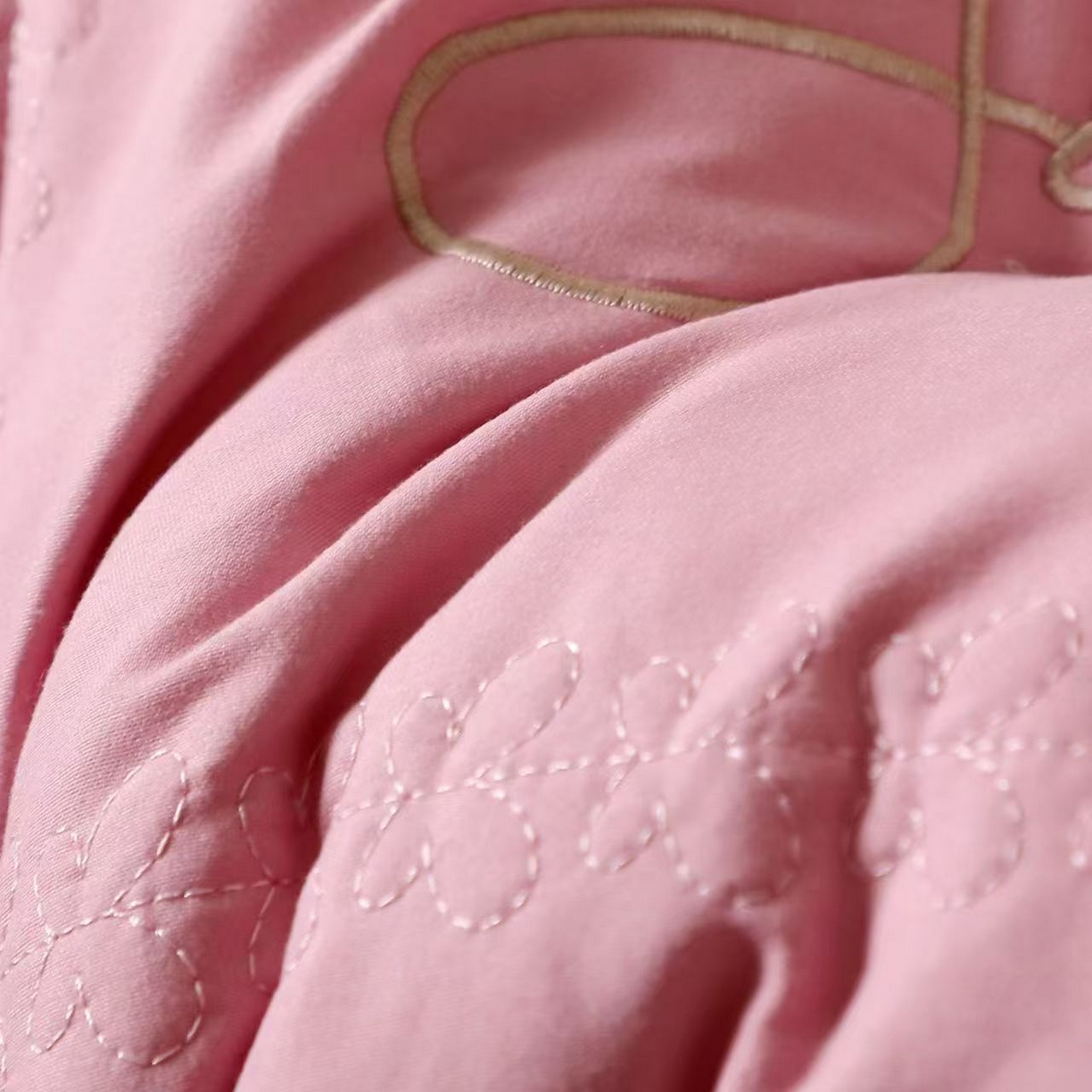 91家纺网 家纺一手货源 找家纺 （总）剑桥枕业 2025新款美白护肤定型护颈枕头促销红色婚庆枕芯中高枕头便宜款