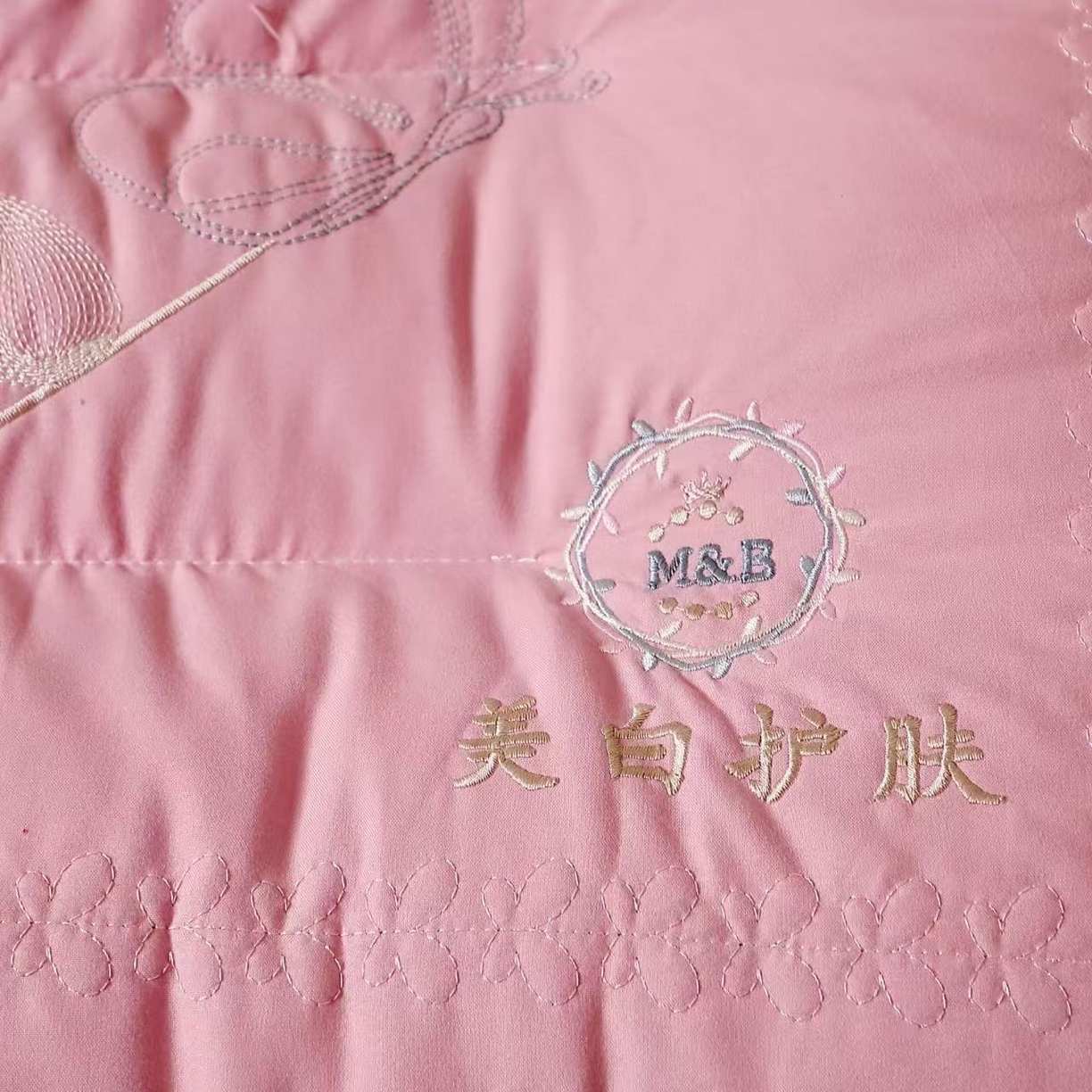 91家纺网 家纺一手货源 找家纺 （总）剑桥枕业 2025新款美白护肤定型护颈枕头促销红色婚庆枕芯中高枕头便宜款