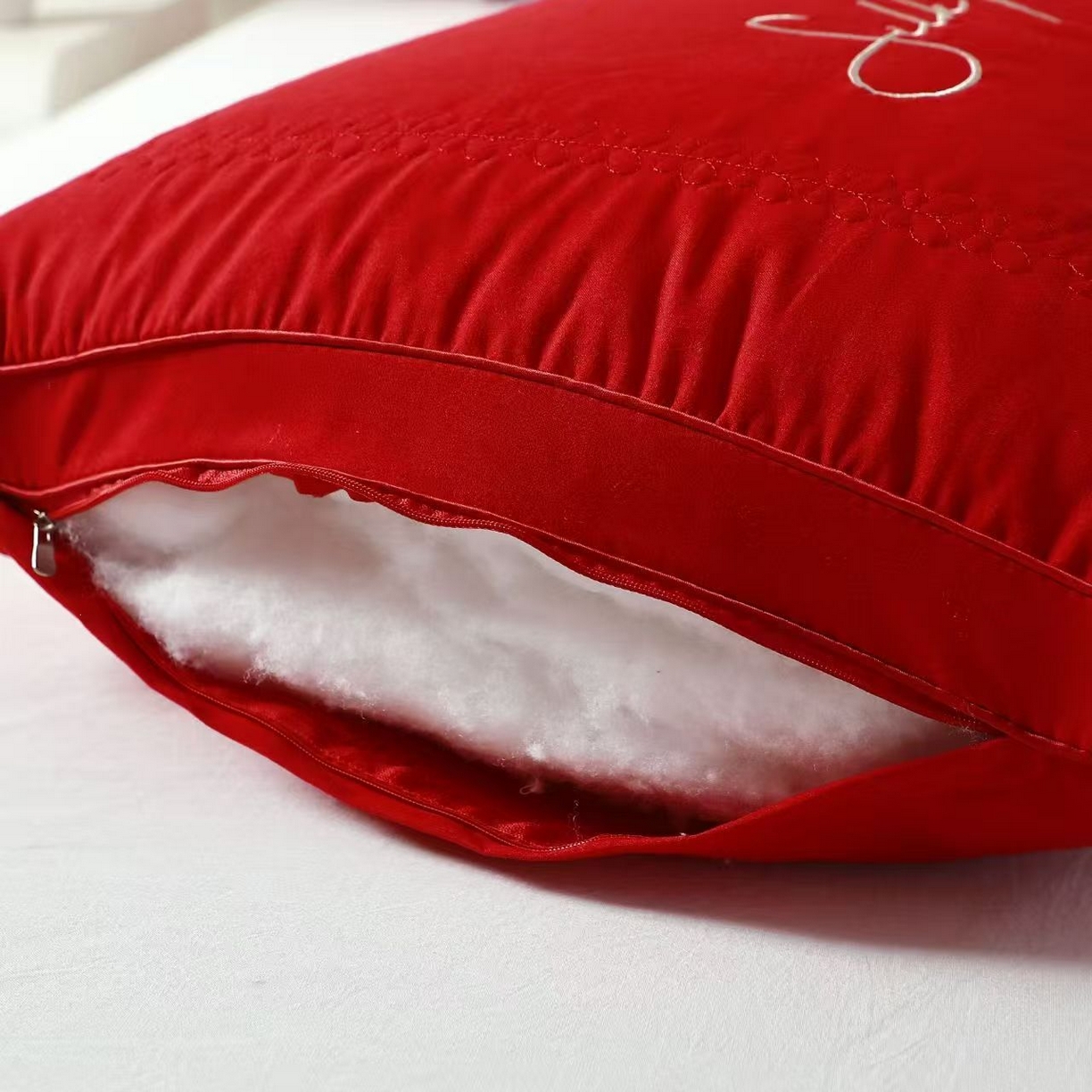 91家纺网 家纺一手货源 找家纺 （总）剑桥枕业 2025新款美白护肤热熔硬枕头促销红色婚庆枕芯中高枕头便宜款