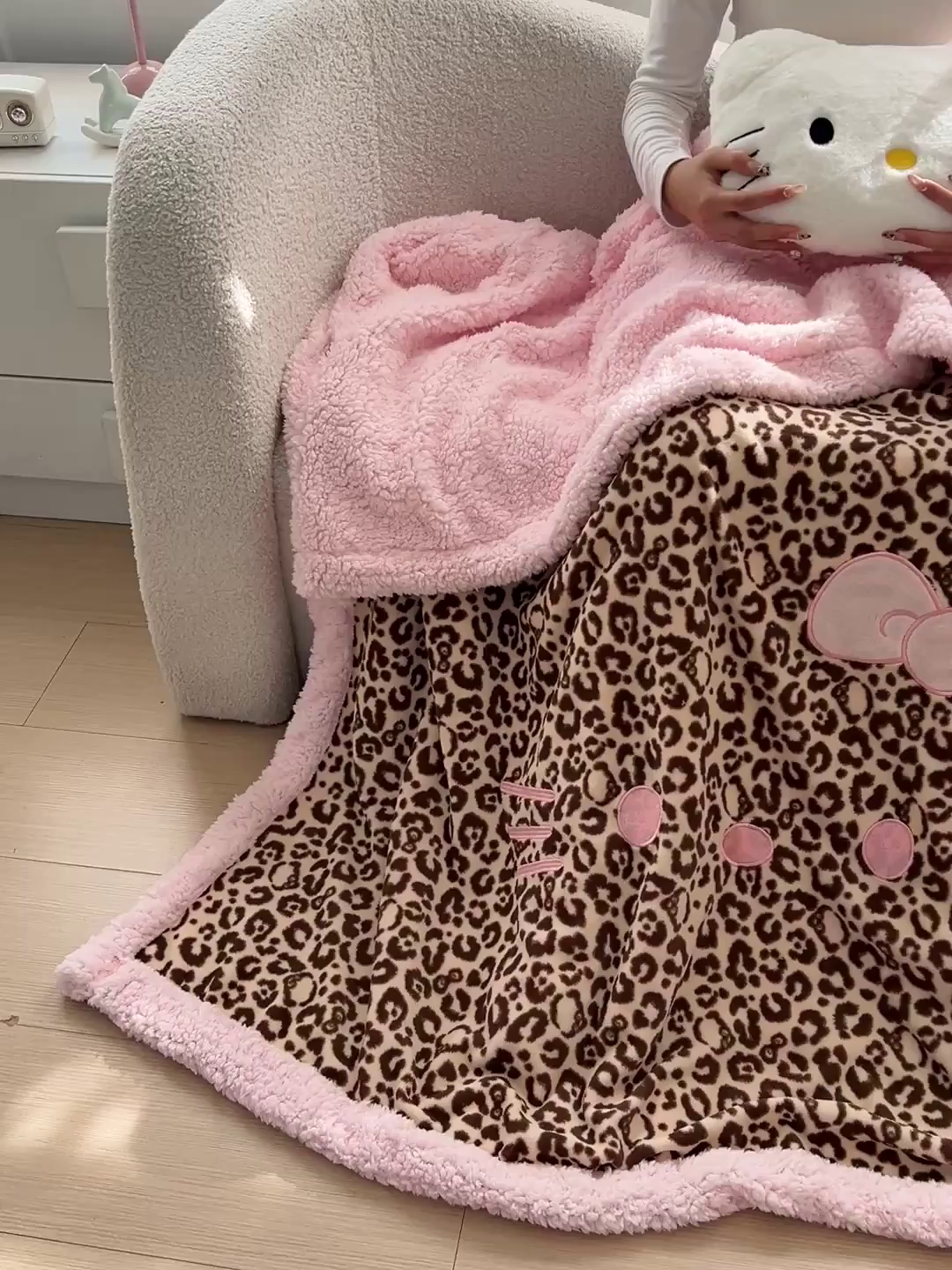 91家纺网 家纺一手货源 找家纺 繁花家居 2025新款羊羔绒牛奶绒绣花喵喵系列毛毯 表情喵-豹纹