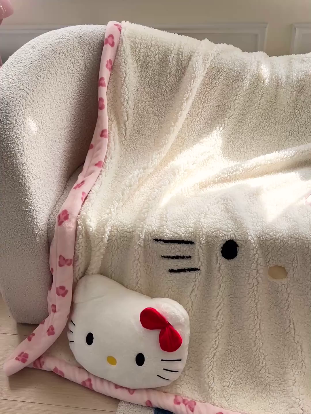 91家纺网 家纺一手货源 找家纺 繁花家居 2025新款羊羔绒牛奶绒绣花喵喵系列毛毯 表情喵-奶白