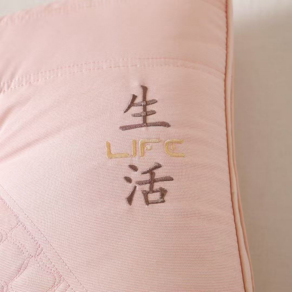 91家纺网 家纺一手货源 找家纺 （总）剑桥枕业 2025新款简单生活定型护颈枕头促销红色婚庆枕芯中高枕头便宜款