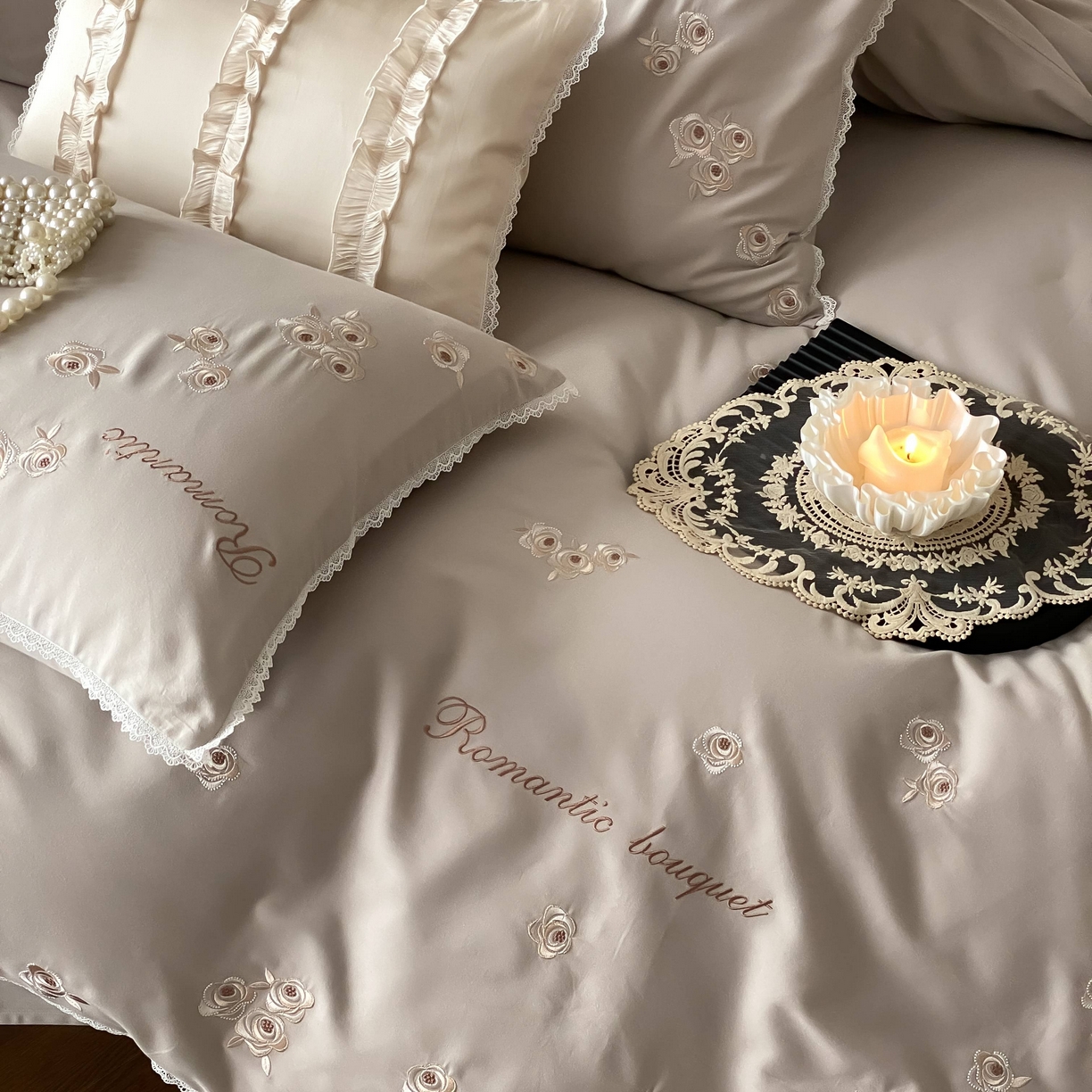 91家纺网 家纺一手货源 找家纺 （总）佳汐蓝家纺 2025秋冬新款新疆长绒棉全棉纯棉刺绣蕾丝四件套-场景二梦幻芭蕾