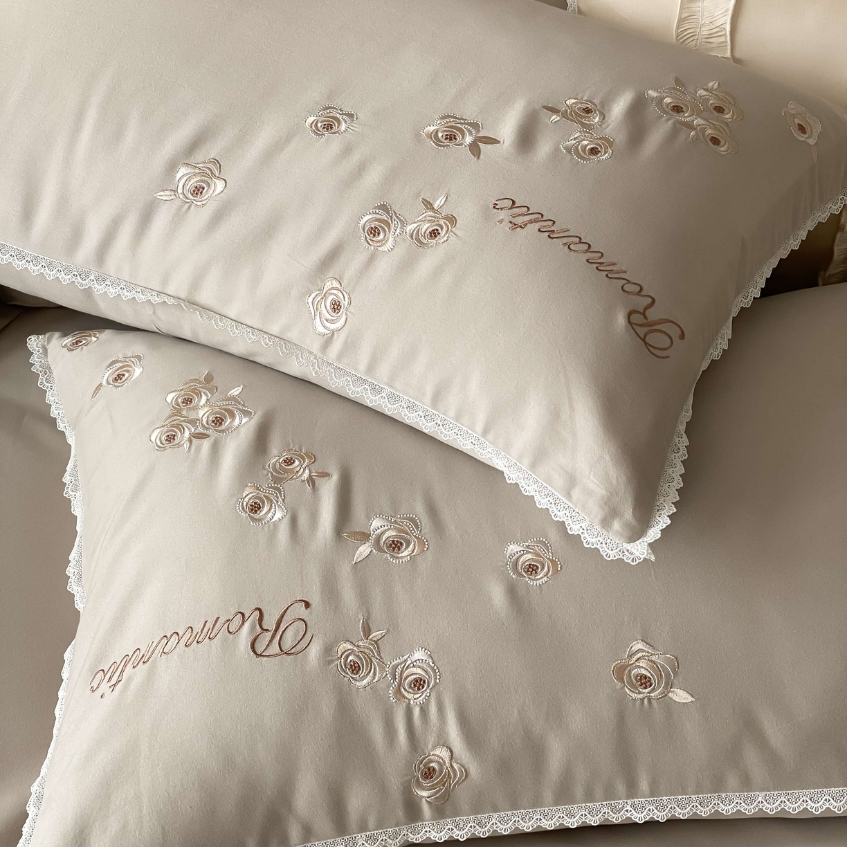 91家纺网 家纺一手货源 找家纺 （总）佳汐蓝家纺 2025秋冬新款新疆长绒棉全棉纯棉刺绣蕾丝四件套-场景二梦幻芭蕾