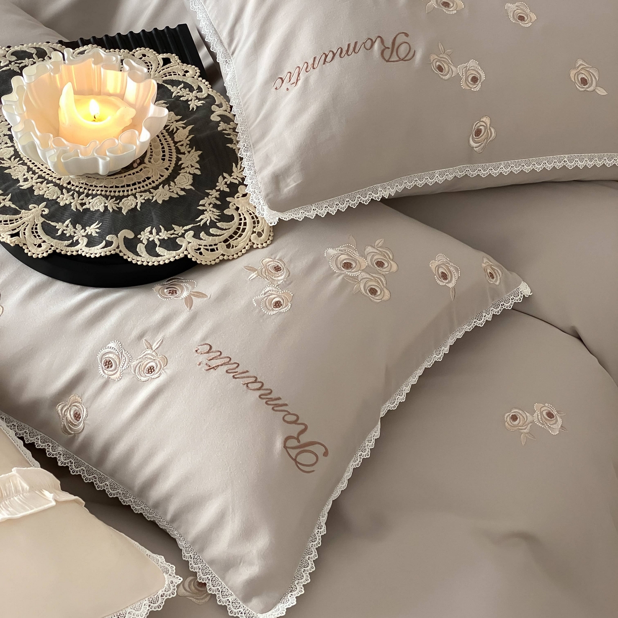 91家纺网 家纺一手货源 找家纺 （总）佳汐蓝家纺 2025秋冬新款新疆长绒棉全棉纯棉刺绣蕾丝四件套-场景二梦幻芭蕾