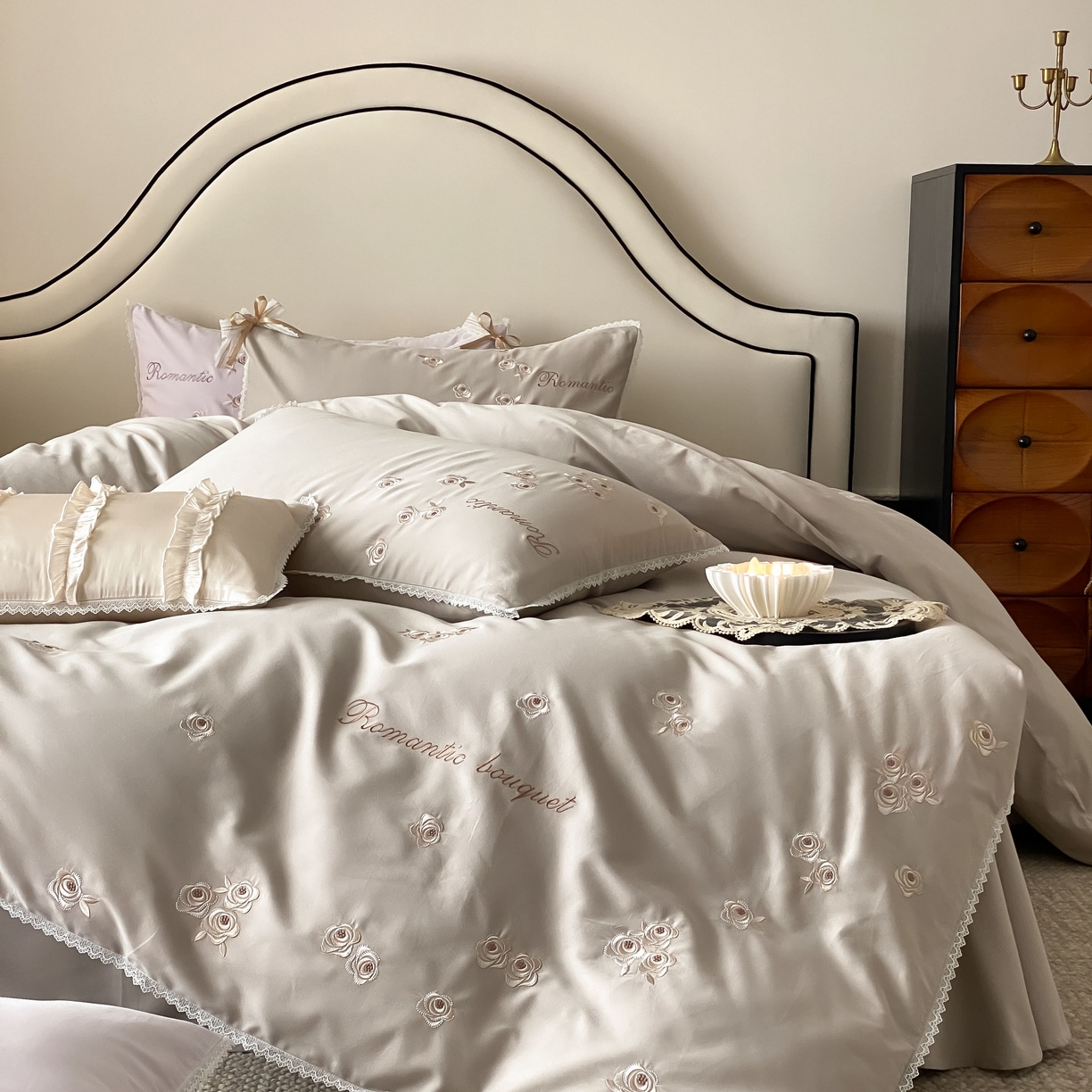 91家纺网 家纺一手货源 找家纺 （总）佳汐蓝家纺 2025秋冬新款新疆长绒棉全棉纯棉刺绣蕾丝四件套-场景二梦幻芭蕾