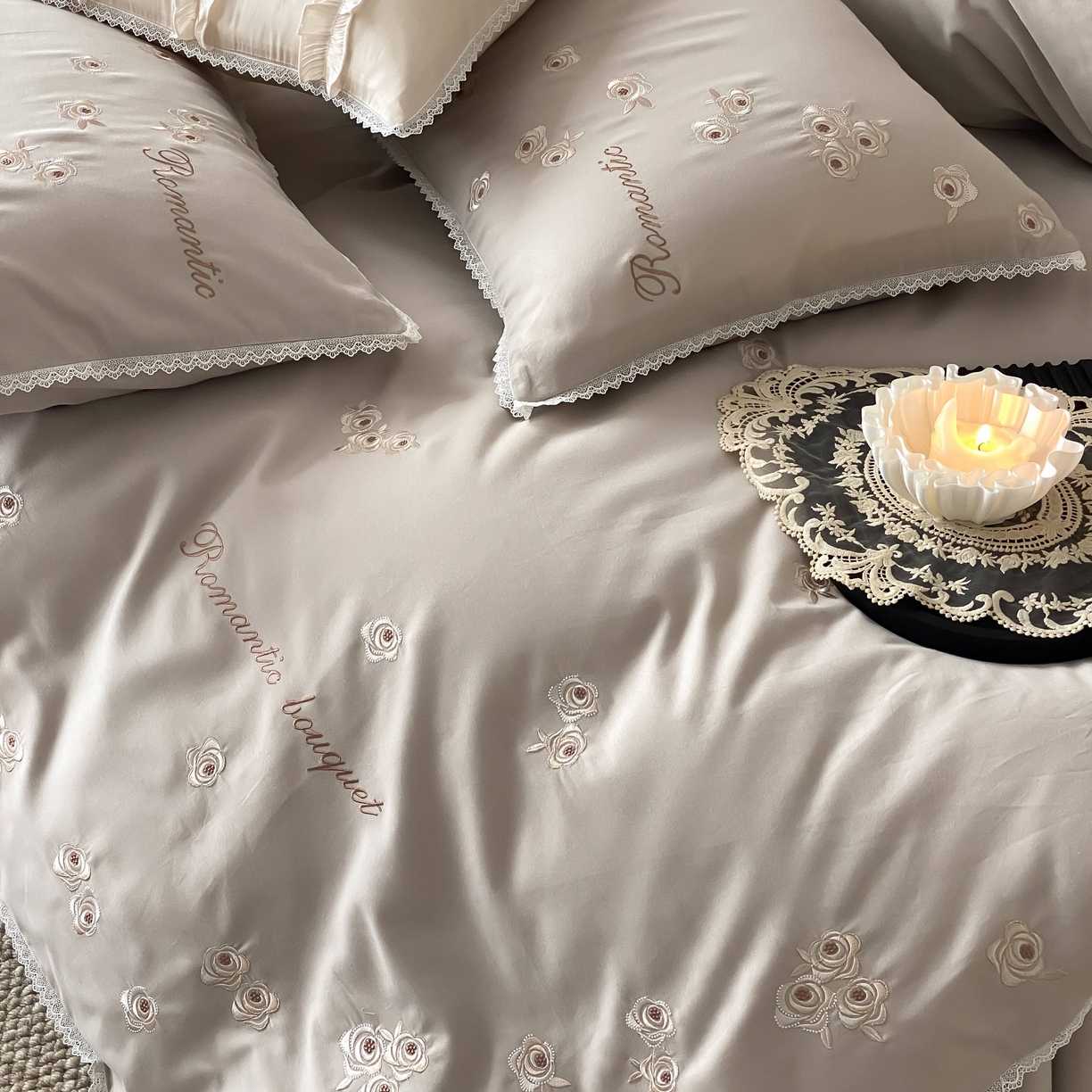 91家纺网 家纺一手货源 找家纺 （总）佳汐蓝家纺 2025秋冬新款新疆长绒棉全棉纯棉刺绣蕾丝四件套-场景二梦幻芭蕾