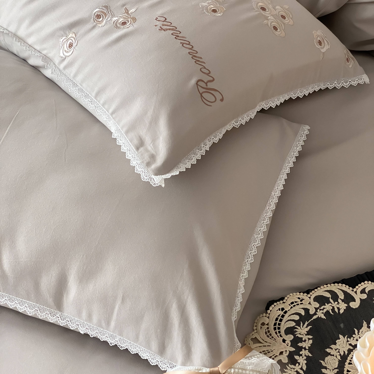 91家纺网 家纺一手货源 找家纺 （总）佳汐蓝家纺 2025秋冬新款新疆长绒棉全棉纯棉刺绣蕾丝四件套-场景二梦幻芭蕾