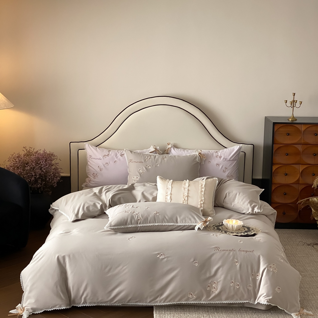 91家纺网 家纺一手货源 找家纺 （总）佳汐蓝家纺 2025秋冬新款新疆长绒棉全棉纯棉刺绣蕾丝四件套-场景二梦幻芭蕾