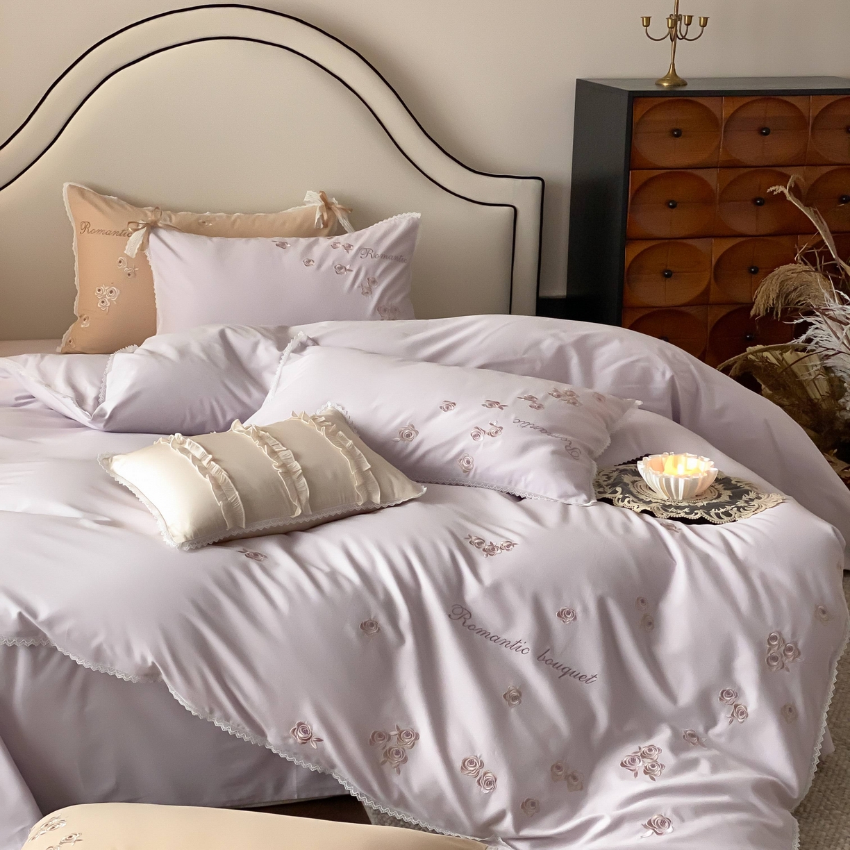 91家纺网 家纺一手货源 找家纺 （总）佳汐蓝家纺 2025秋冬新款新疆长绒棉全棉纯棉刺绣蕾丝四件套-场景二梦幻芭蕾