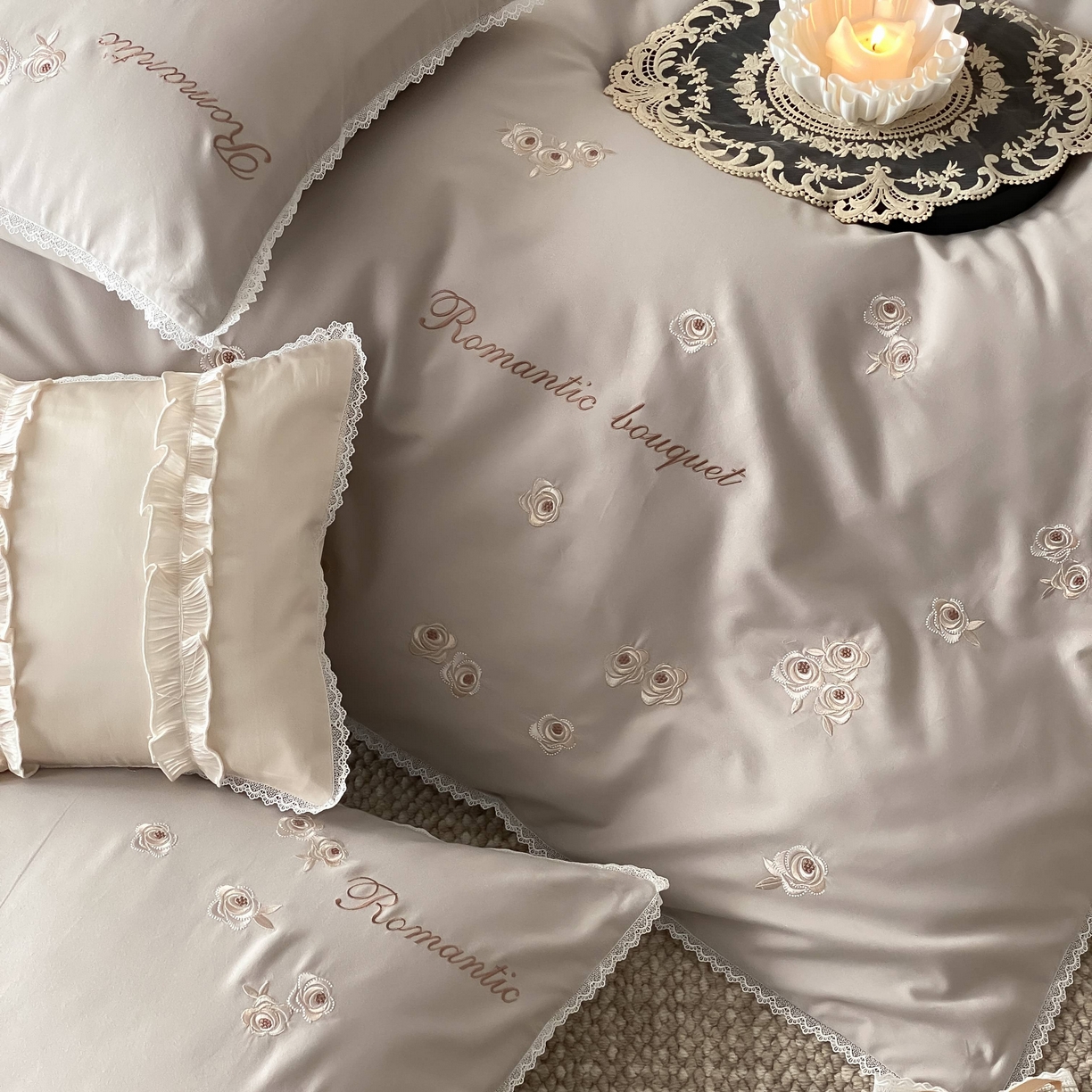 91家纺网 家纺一手货源 找家纺 佳汐蓝家纺 2025秋冬新款新疆长绒棉全棉纯棉刺绣蕾丝四件套-场景二梦幻芭蕾 梦幻芭蕾-灰