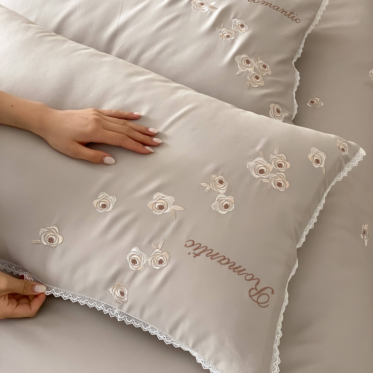 91家纺网 家纺一手货源 找家纺 佳汐蓝家纺 2025秋冬新款新疆长绒棉全棉纯棉刺绣蕾丝四件套-场景二梦幻芭蕾 梦幻芭蕾-灰