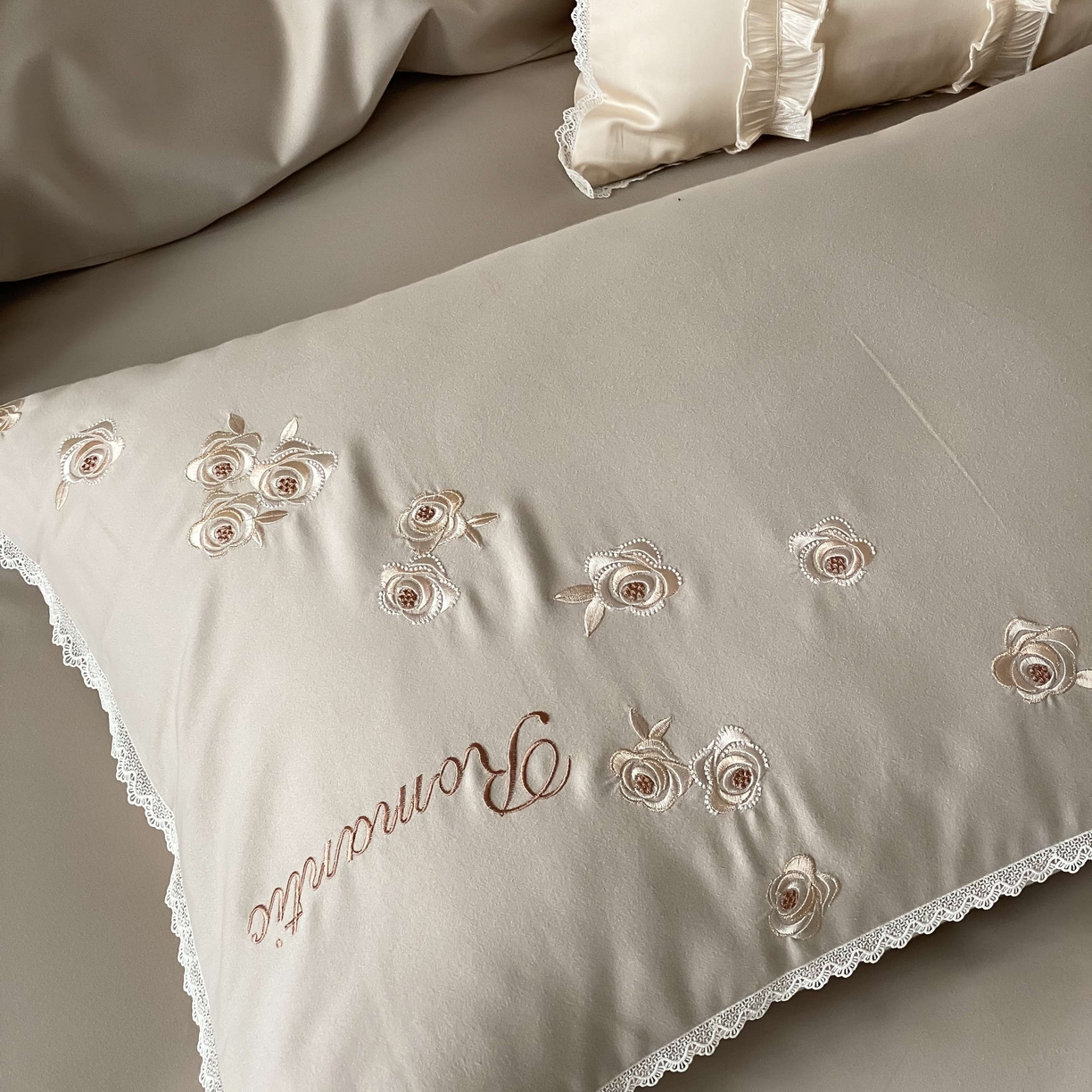 91家纺网 家纺一手货源 找家纺 佳汐蓝家纺 2025秋冬新款新疆长绒棉全棉纯棉刺绣蕾丝四件套-场景二梦幻芭蕾 梦幻芭蕾-灰