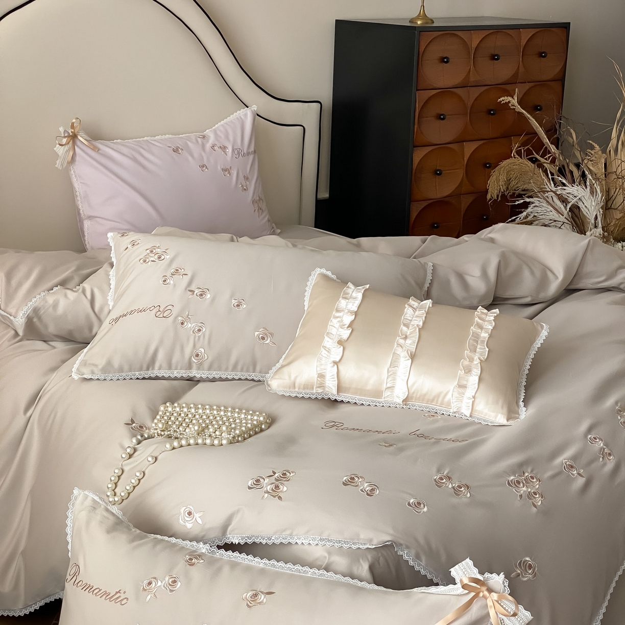 91家纺网 家纺一手货源 找家纺 佳汐蓝家纺 2025秋冬新款新疆长绒棉全棉纯棉刺绣蕾丝四件套-场景二梦幻芭蕾 梦幻芭蕾-灰