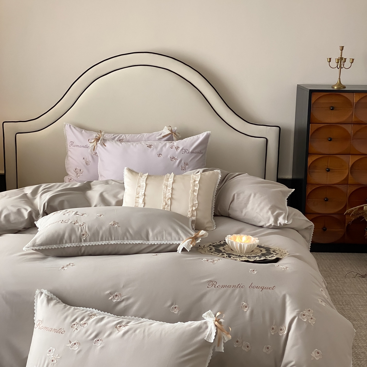 91家纺网 家纺一手货源 找家纺 佳汐蓝家纺 2025秋冬新款新疆长绒棉全棉纯棉刺绣蕾丝四件套-场景二梦幻芭蕾 梦幻芭蕾-灰