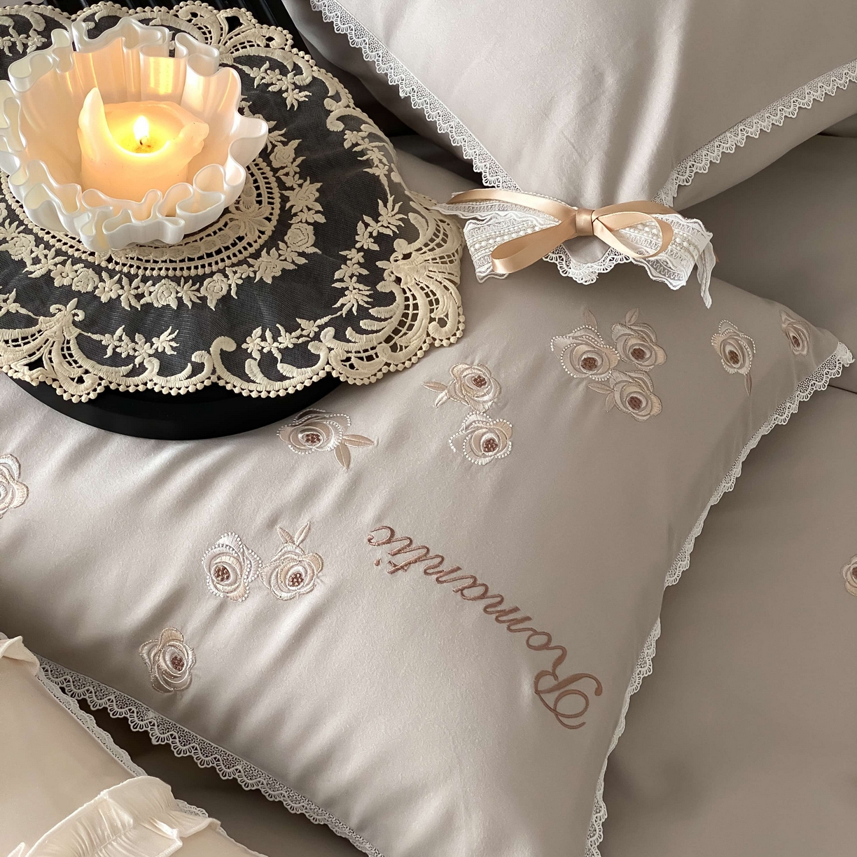 91家纺网 家纺一手货源 找家纺 佳汐蓝家纺 2025秋冬新款新疆长绒棉全棉纯棉刺绣蕾丝四件套-场景二梦幻芭蕾 梦幻芭蕾-灰