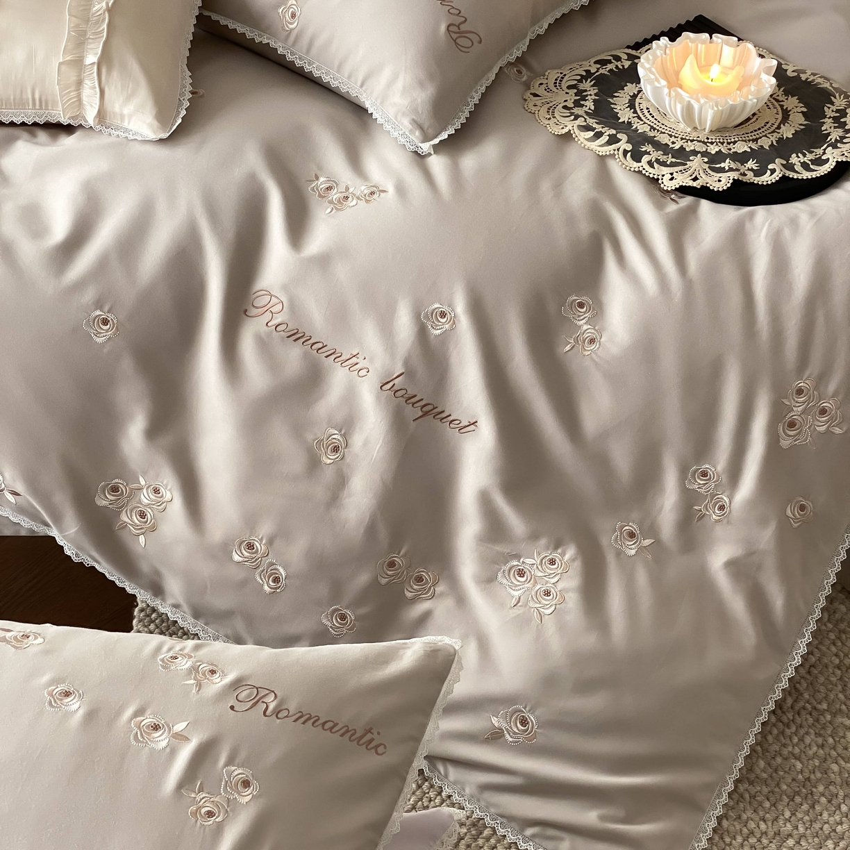 91家纺网 家纺一手货源 找家纺 佳汐蓝家纺 2025秋冬新款新疆长绒棉全棉纯棉刺绣蕾丝四件套-场景二梦幻芭蕾 梦幻芭蕾-灰