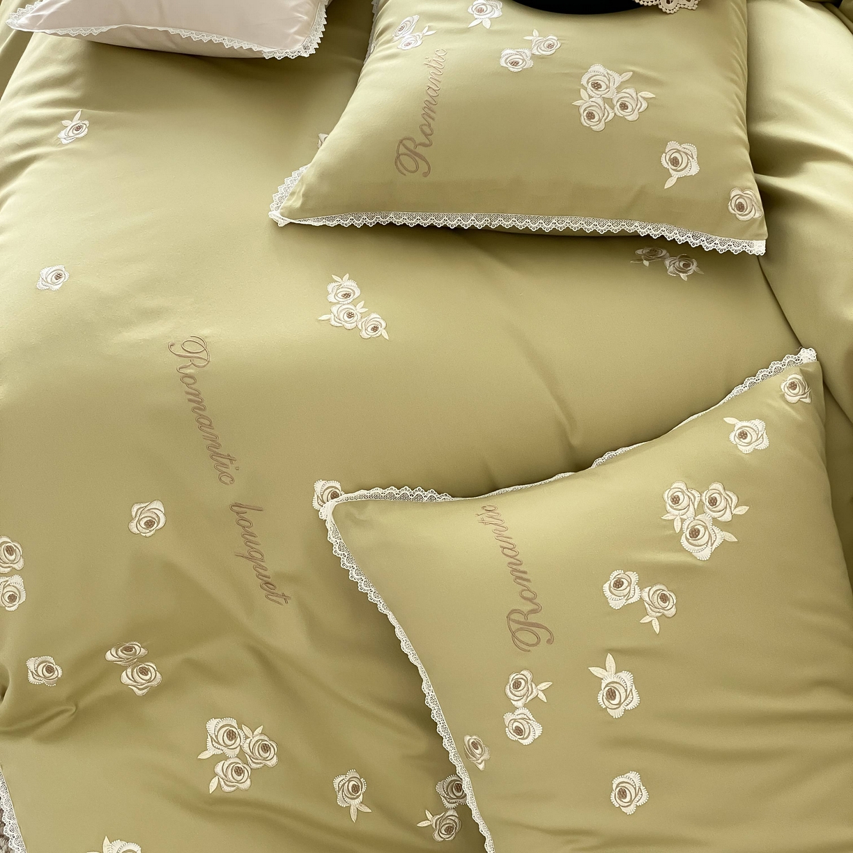 91家纺网 家纺一手货源 找家纺 佳汐蓝家纺 2025秋冬新款新疆长绒棉全棉纯棉刺绣蕾丝四件套-场景二梦幻芭蕾 梦幻芭蕾-绿