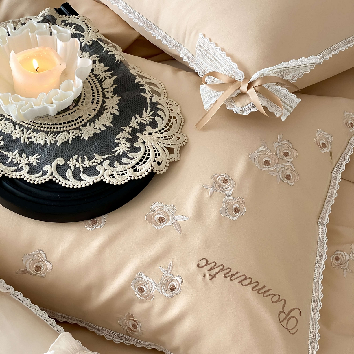 91家纺网 家纺一手货源 找家纺 佳汐蓝家纺 2025秋冬新款新疆长绒棉全棉纯棉刺绣蕾丝四件套-场景二梦幻芭蕾 梦幻芭蕾-奶芙咖