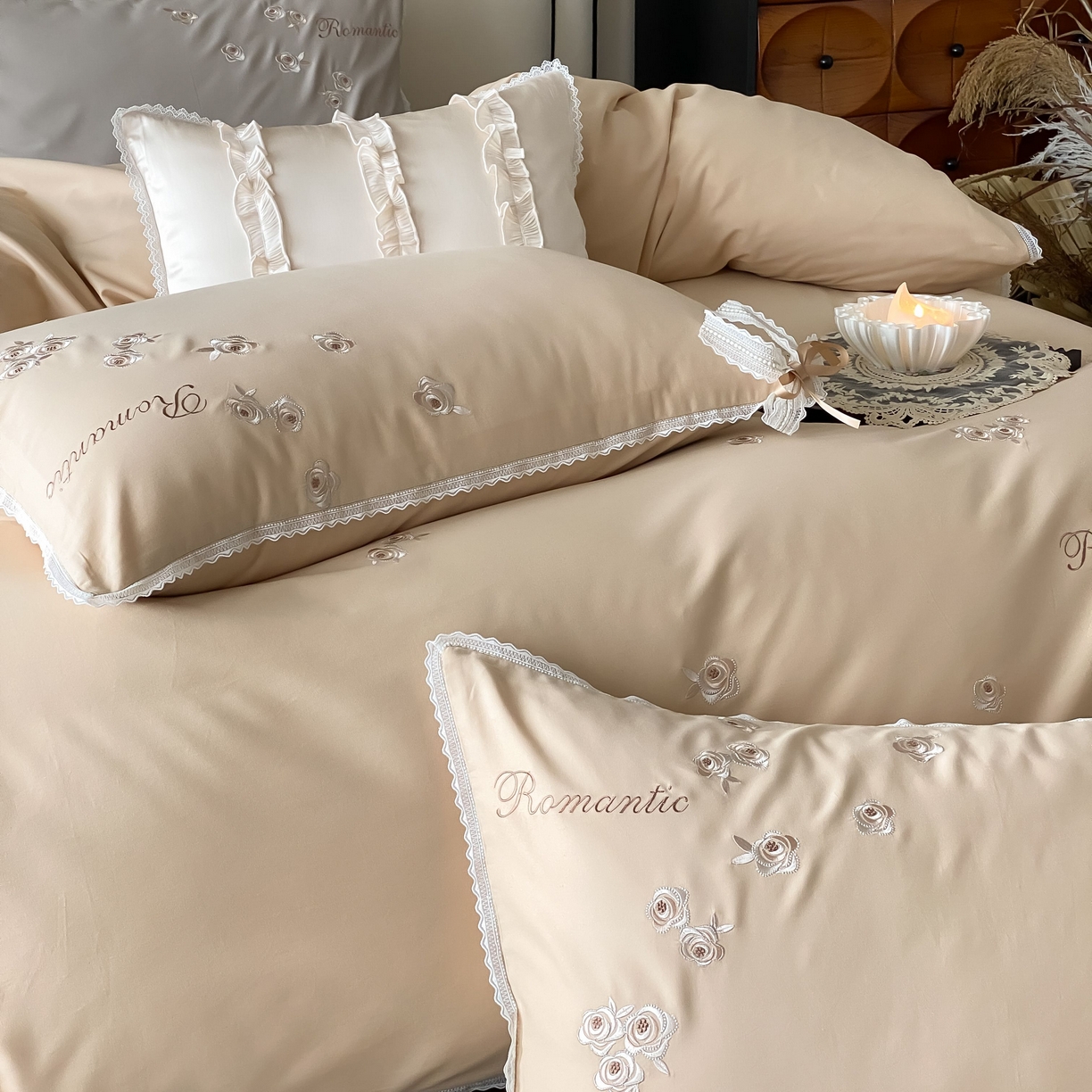 91家纺网 家纺一手货源 找家纺 佳汐蓝家纺 2025秋冬新款新疆长绒棉全棉纯棉刺绣蕾丝四件套-场景二梦幻芭蕾 梦幻芭蕾-奶芙咖