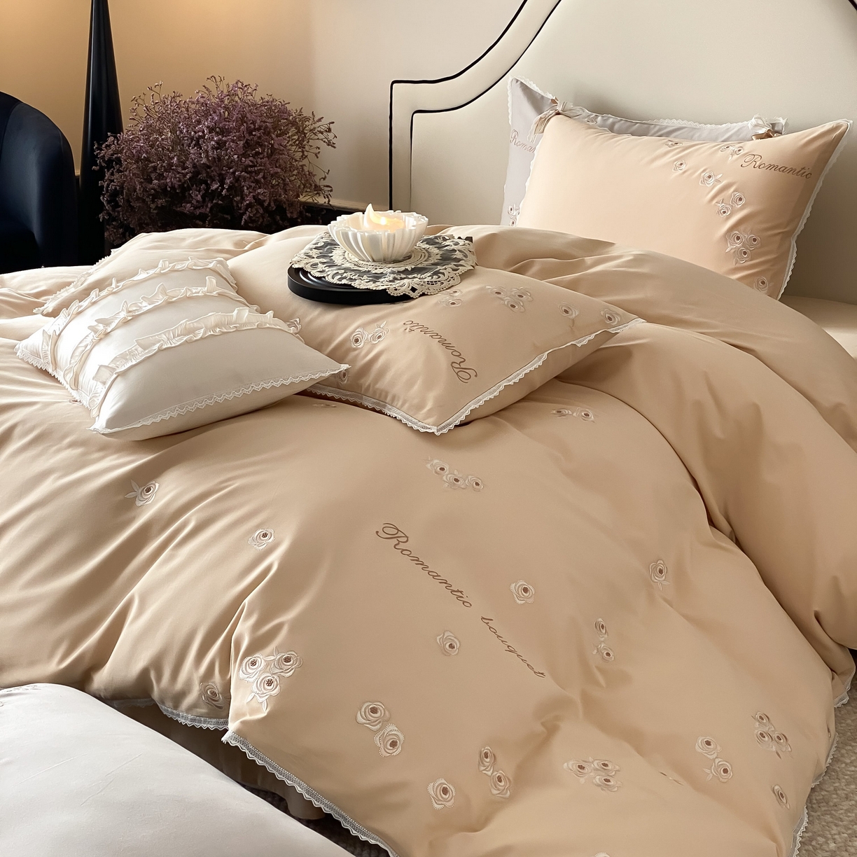 91家纺网 家纺一手货源 找家纺 佳汐蓝家纺 2025秋冬新款新疆长绒棉全棉纯棉刺绣蕾丝四件套-场景二梦幻芭蕾 梦幻芭蕾-奶芙咖