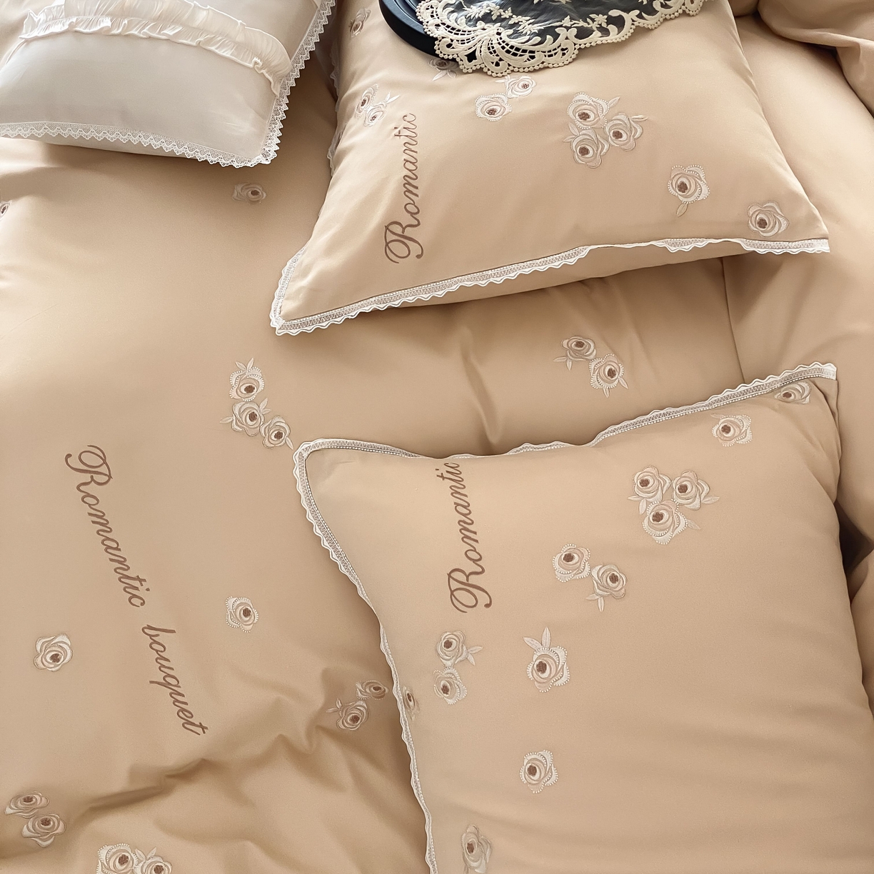 91家纺网 家纺一手货源 找家纺 佳汐蓝家纺 2025秋冬新款新疆长绒棉全棉纯棉刺绣蕾丝四件套-场景二梦幻芭蕾 梦幻芭蕾-奶芙咖