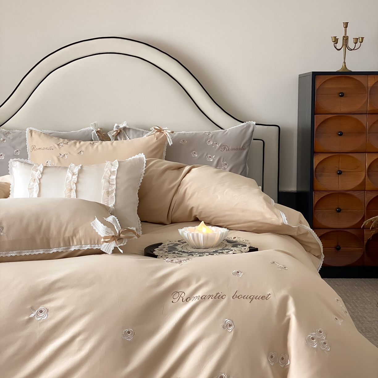 91家纺网 家纺一手货源 找家纺 佳汐蓝家纺 2025秋冬新款新疆长绒棉全棉纯棉刺绣蕾丝四件套-场景二梦幻芭蕾 梦幻芭蕾-奶芙咖