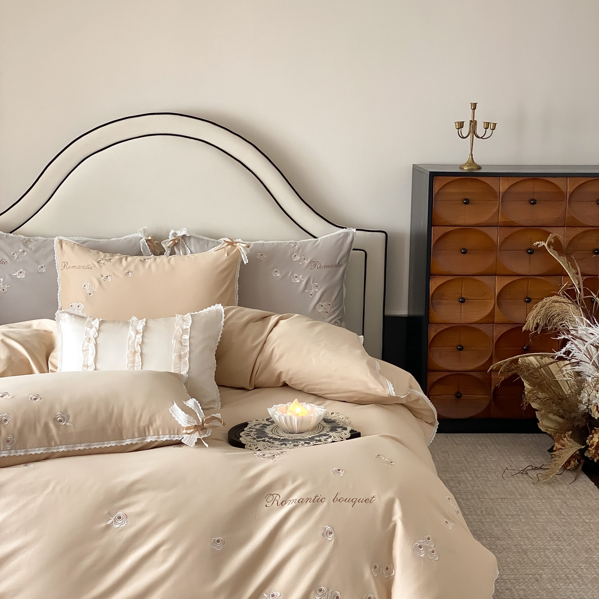 91家纺网 家纺一手货源 找家纺 佳汐蓝家纺 2025秋冬新款新疆长绒棉全棉纯棉刺绣蕾丝四件套-场景二梦幻芭蕾 梦幻芭蕾-奶芙咖