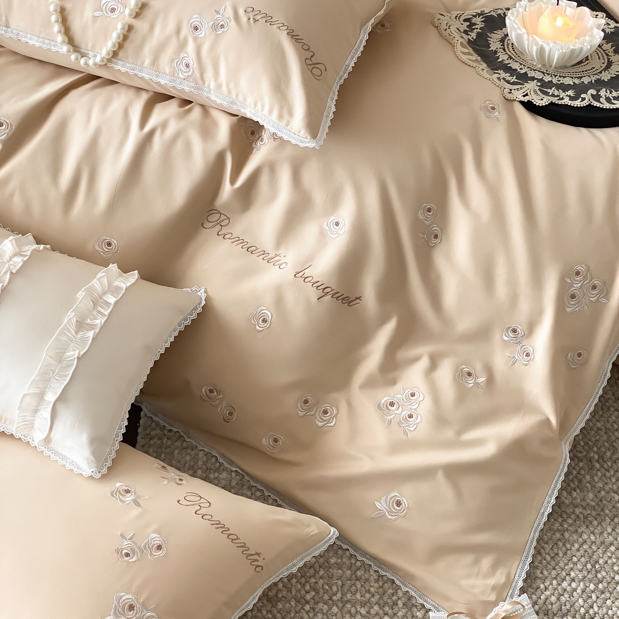 91家纺网 家纺一手货源 找家纺 佳汐蓝家纺 2025秋冬新款新疆长绒棉全棉纯棉刺绣蕾丝四件套-场景二梦幻芭蕾 梦幻芭蕾-奶芙咖