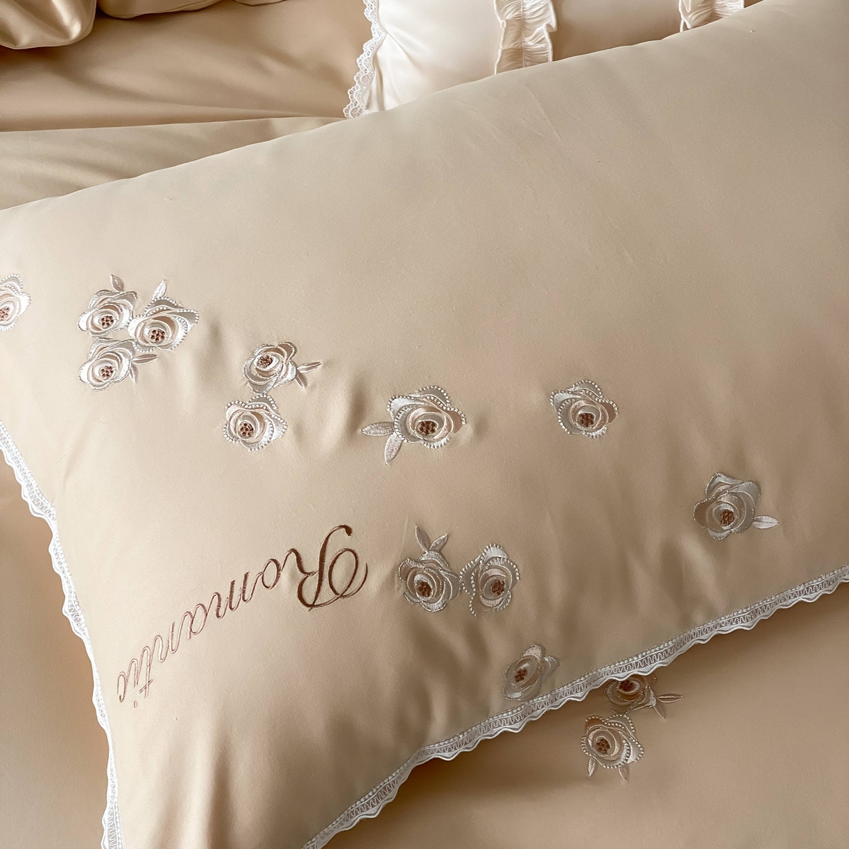 91家纺网 家纺一手货源 找家纺 佳汐蓝家纺 2025秋冬新款新疆长绒棉全棉纯棉刺绣蕾丝四件套-场景二梦幻芭蕾 梦幻芭蕾-奶芙咖