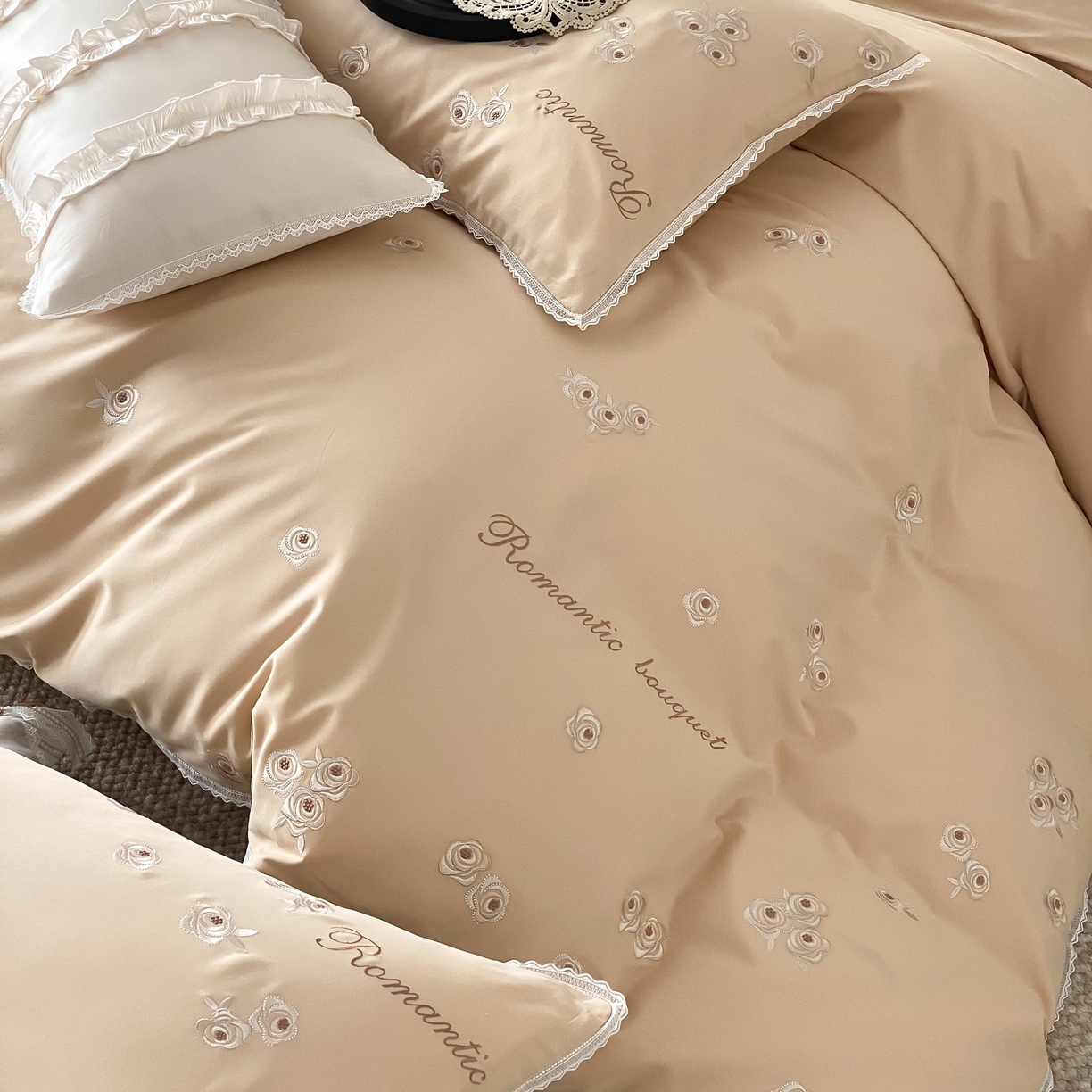 91家纺网 家纺一手货源 找家纺 佳汐蓝家纺 2025秋冬新款新疆长绒棉全棉纯棉刺绣蕾丝四件套-场景二梦幻芭蕾 梦幻芭蕾-奶芙咖