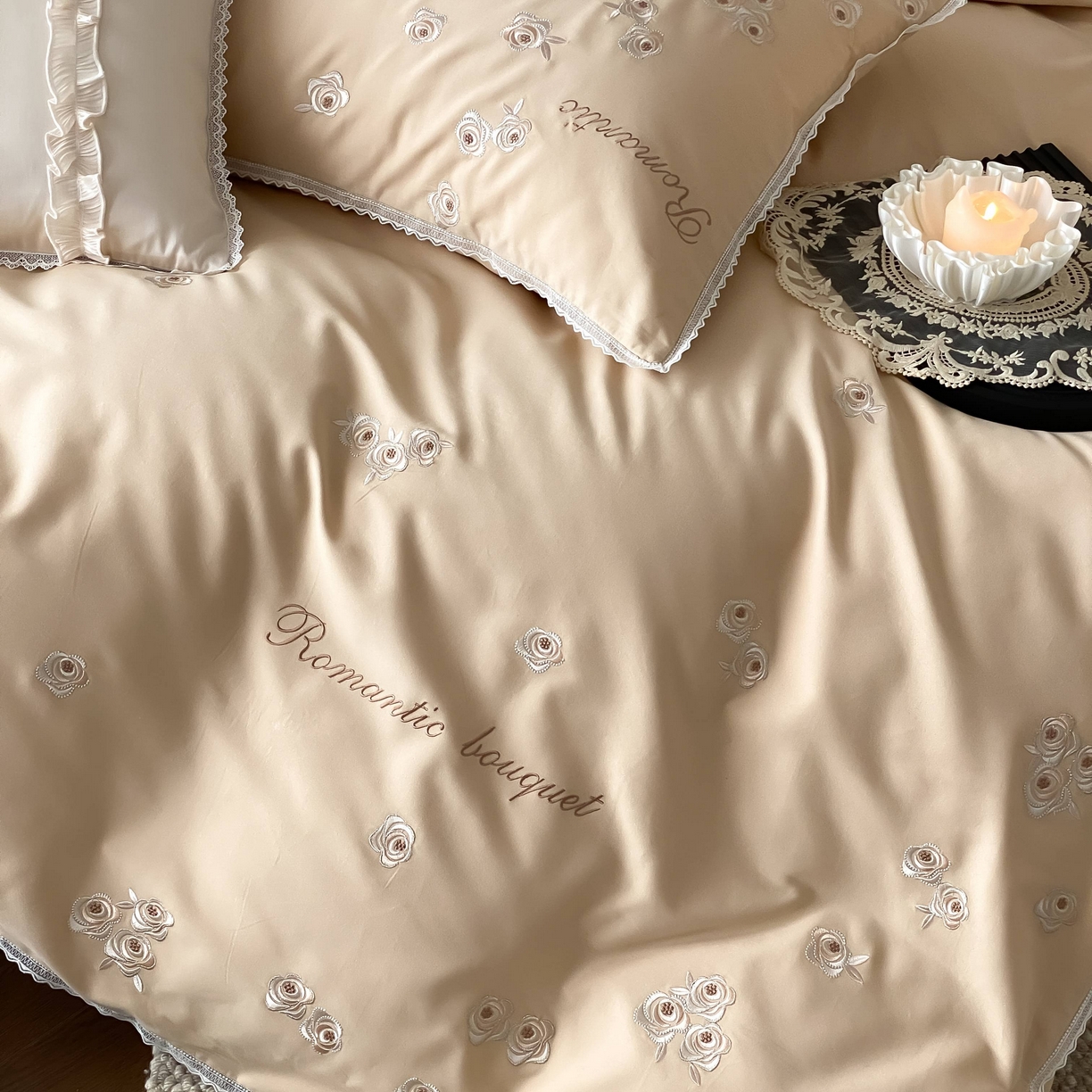 91家纺网 家纺一手货源 找家纺 佳汐蓝家纺 2025秋冬新款新疆长绒棉全棉纯棉刺绣蕾丝四件套-场景二梦幻芭蕾 梦幻芭蕾-奶芙咖