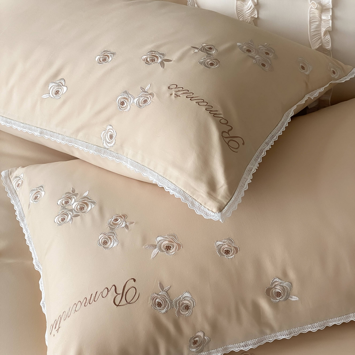 91家纺网 家纺一手货源 找家纺 佳汐蓝家纺 2025秋冬新款新疆长绒棉全棉纯棉刺绣蕾丝四件套-场景二梦幻芭蕾 梦幻芭蕾-奶芙咖