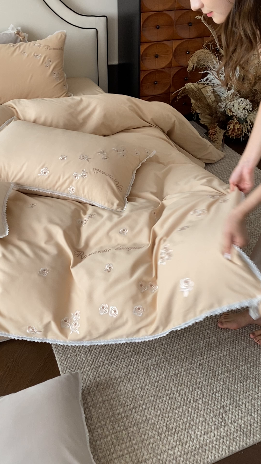 91家纺网 家纺一手货源 找家纺 佳汐蓝家纺 2025秋冬新款新疆长绒棉全棉纯棉刺绣蕾丝四件套-场景二梦幻芭蕾 梦幻芭蕾-奶芙咖